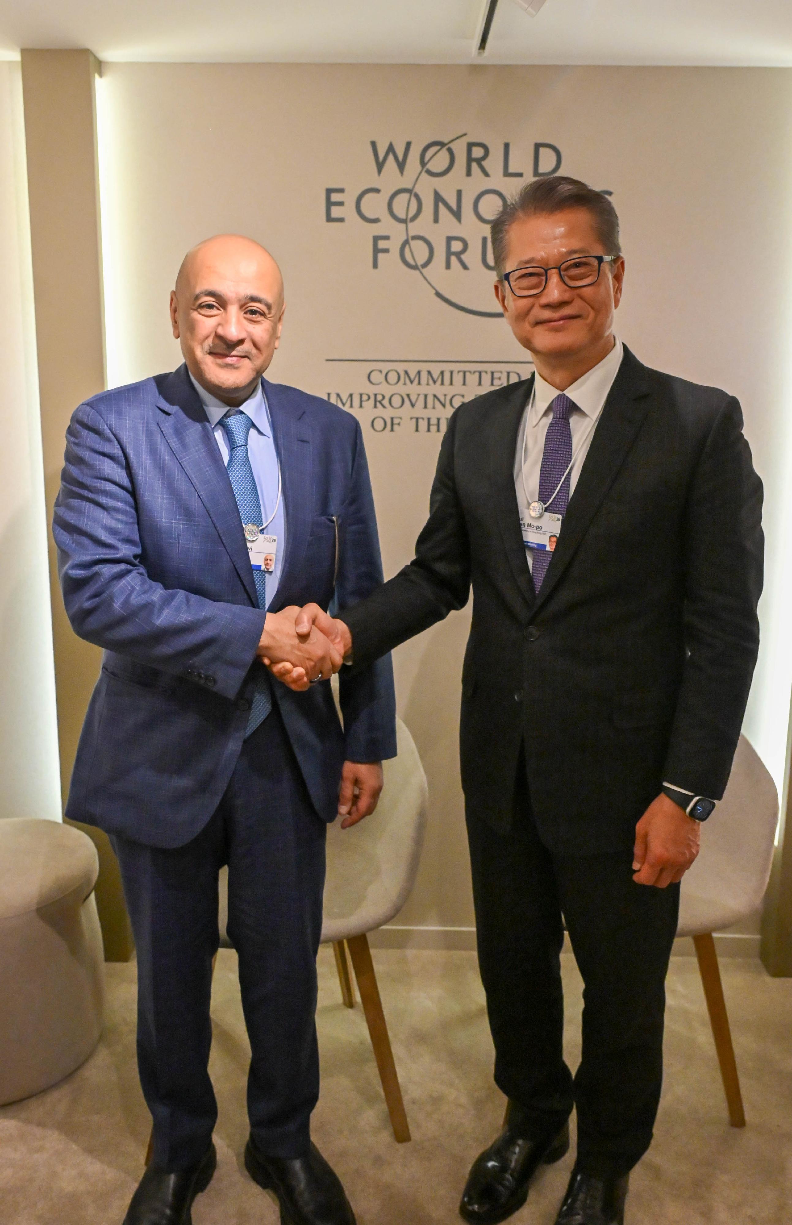 財政司司長陳茂波昨日（達沃斯時間一月二十日）繼續在瑞士達沃斯參與世界經濟論壇年會的活動。圖示陳茂波（右）與海灣阿拉伯國家合作委員會秘書長賈西姆．布代維（左）在瑞士達沃斯會面。




