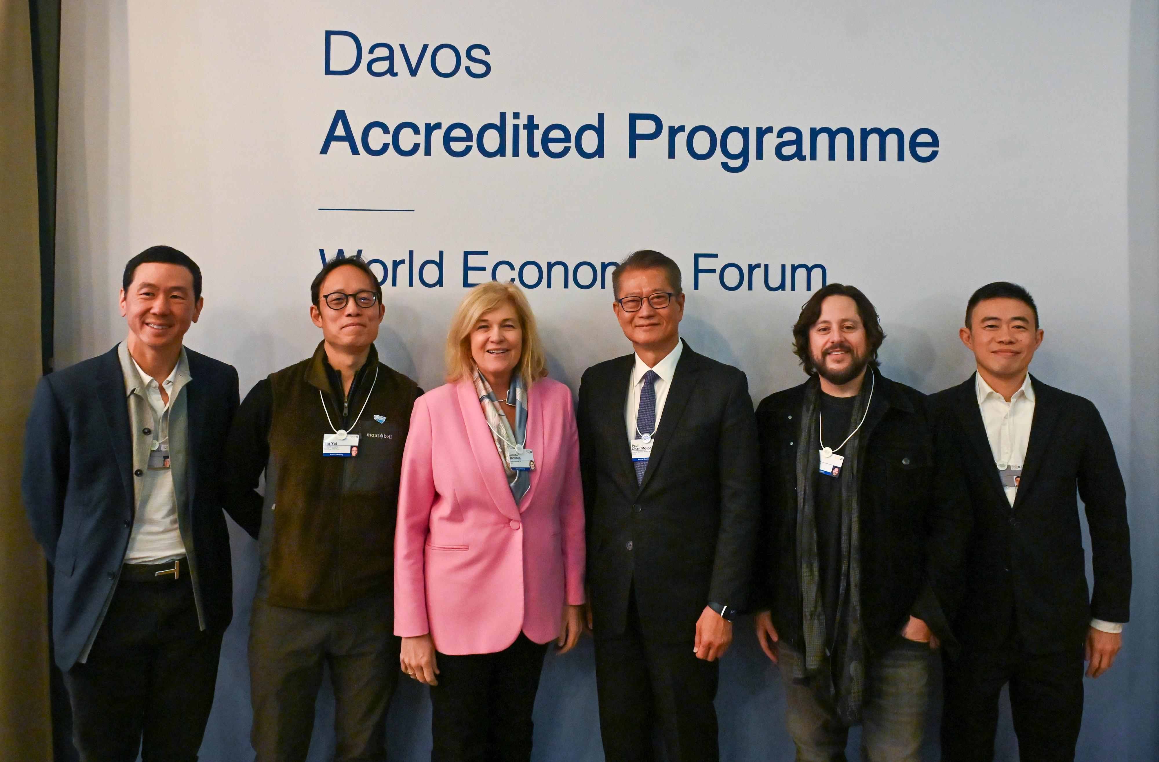 The Financial Secretary, Mr Paul Chan, continued his programme at the World Economic Forum Annual Meeting in Davos, Switzerland, yesterday (January 20, Davos time). Photo shows Mr Chan (third right) attending a breakfast meeting organised by a virtual asset enterprise, Animoca Brands, in Davos, Switzerland, and in a group photo with attending guests.
