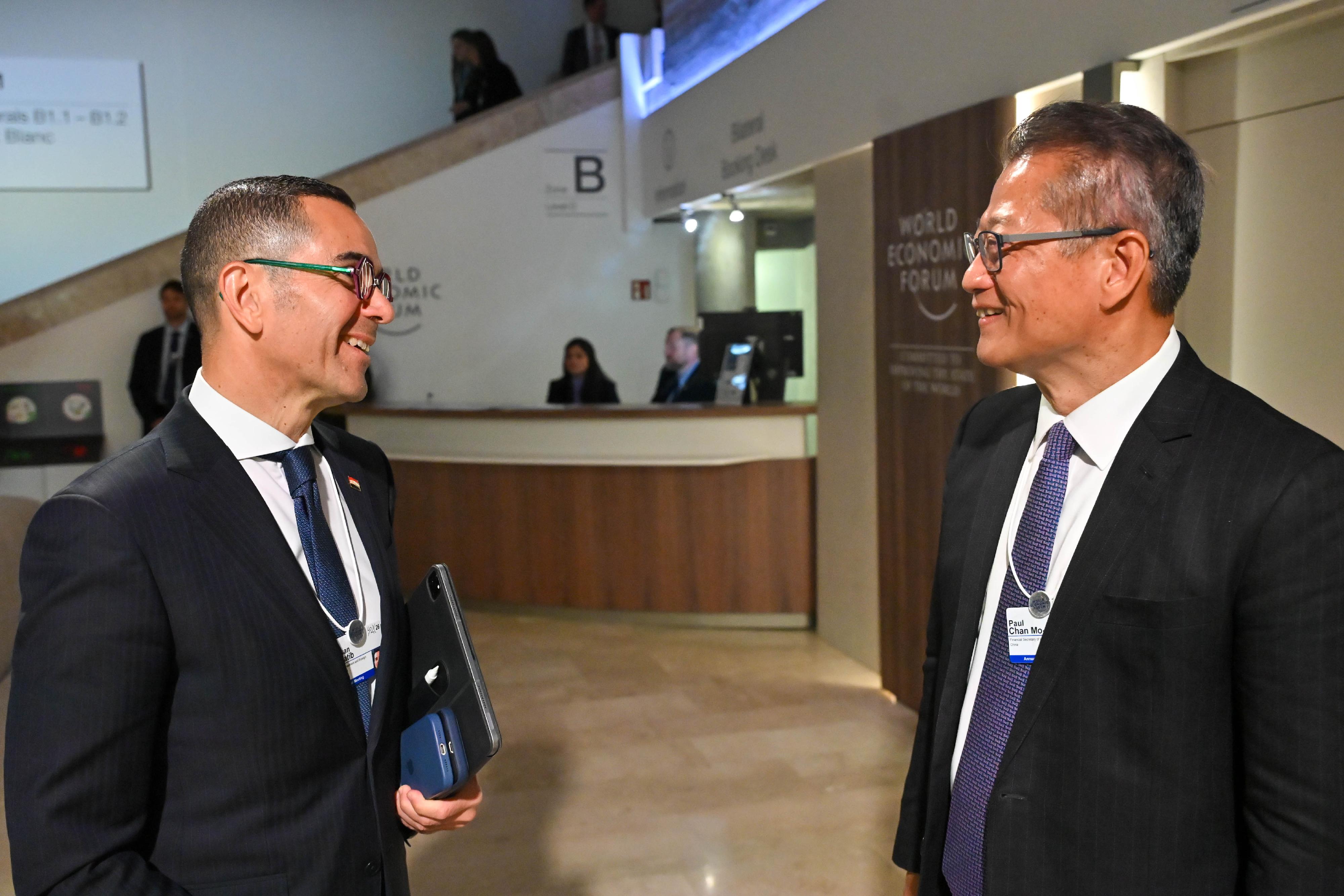 The Financial Secretary, Mr Paul Chan, continued his programme at the World Economic Forum Annual Meeting in Davos, Switzerland, yesterday (January 20, Davos time). Photo shows Mr Chan (right) meeting with the Egyptian Minister of Investment and Foreign Trade, Mr Hassan El Khatib (left), in Davos, Switzerland.
