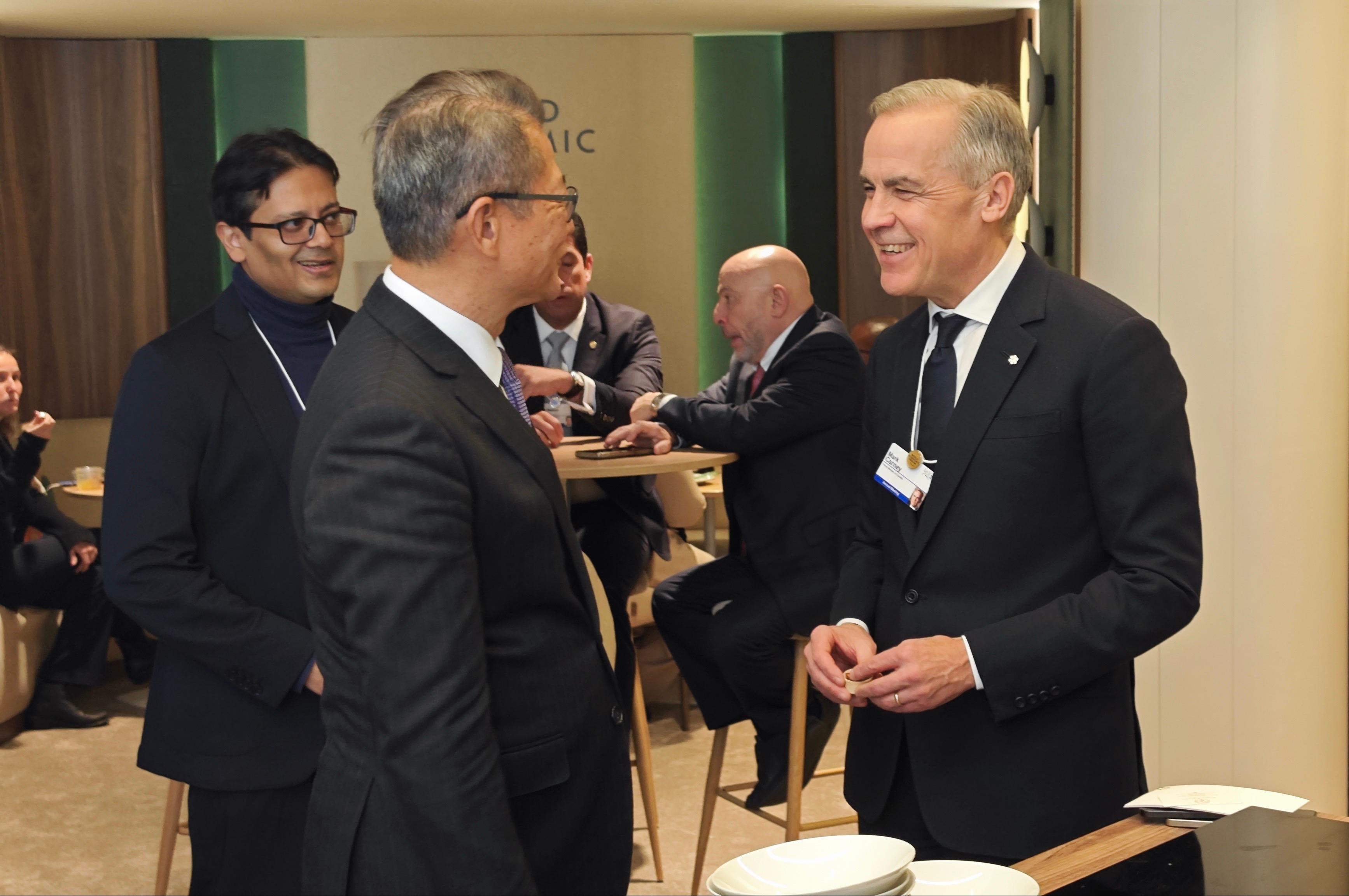 The Financial Secretary, Mr Paul Chan, continued his programme at the World Economic Forum Annual Meeting in Davos, Switzerland, yesterday (January 20, Davos time). Photo shows Mr Chan (left) chatting with the Prime Minister of Canada, Mr Mark Carney (right).
