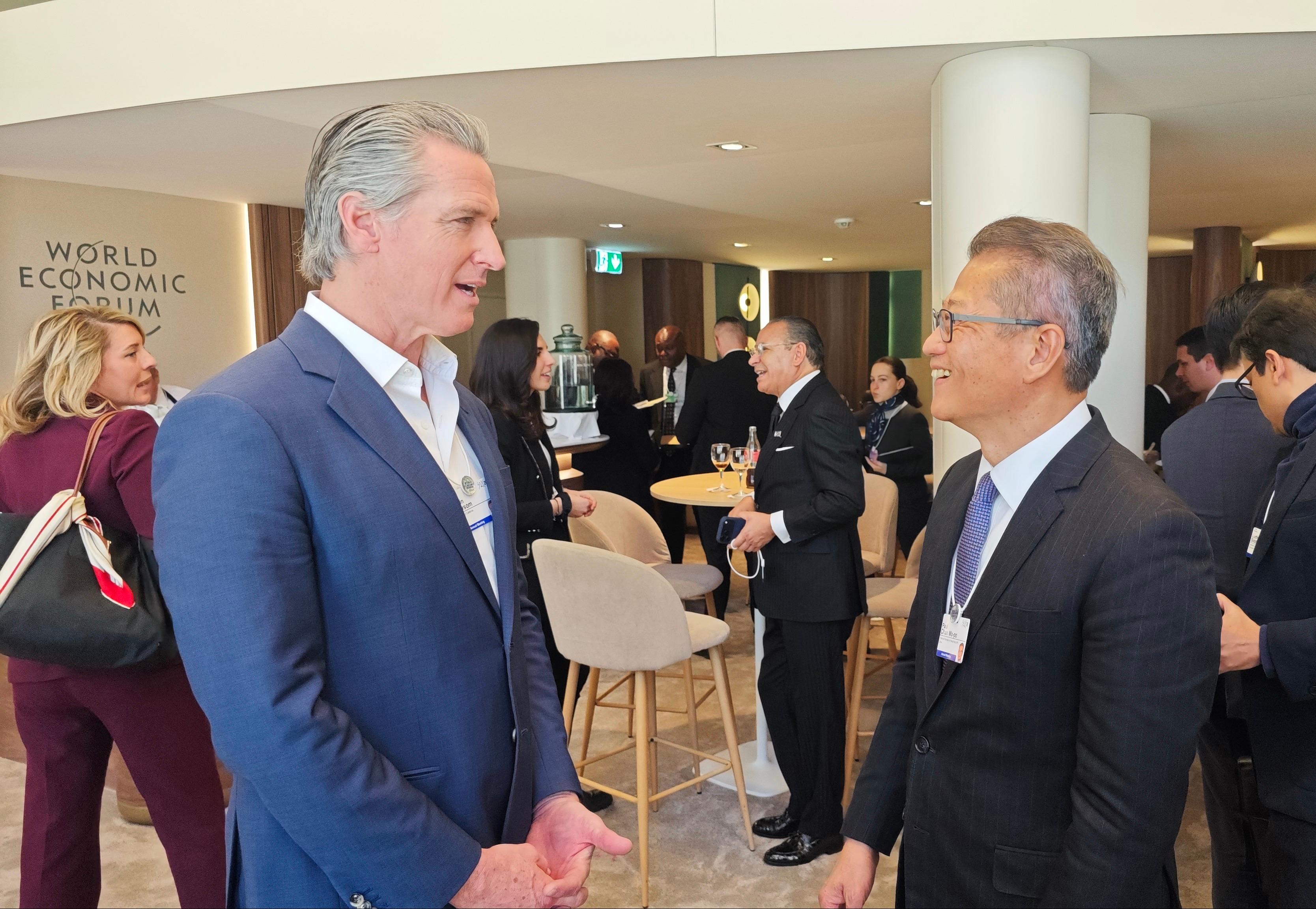 The Financial Secretary, Mr Paul Chan, continued his activities at the World Economic Forum Annual Meeting in Davos, Switzerland, yesterday (January 20, Davos time). Photo shows Mr Chan (right) chatting with the Governor of California of the United States, Mr Gavin Newsom (left).

