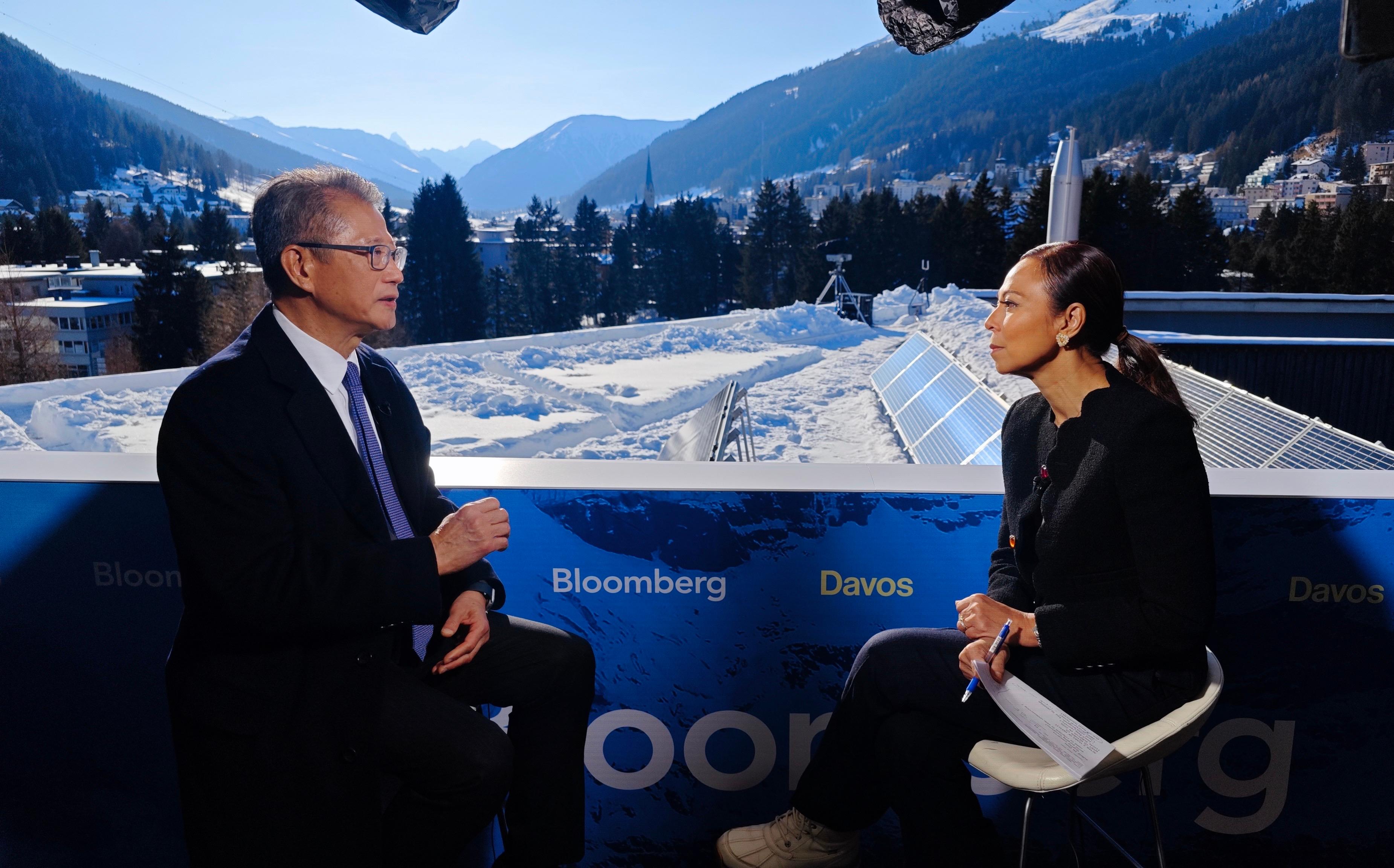 The Financial Secretary, Mr Paul Chan, continued his programme at the World Economic Forum Annual Meeting in Davos, Switzerland, yesterday (January 20, Davos time). Photo shows Mr Chan (left) giving an interview to the financial media outlet Bloomberg, in Davos, Switzerland.

