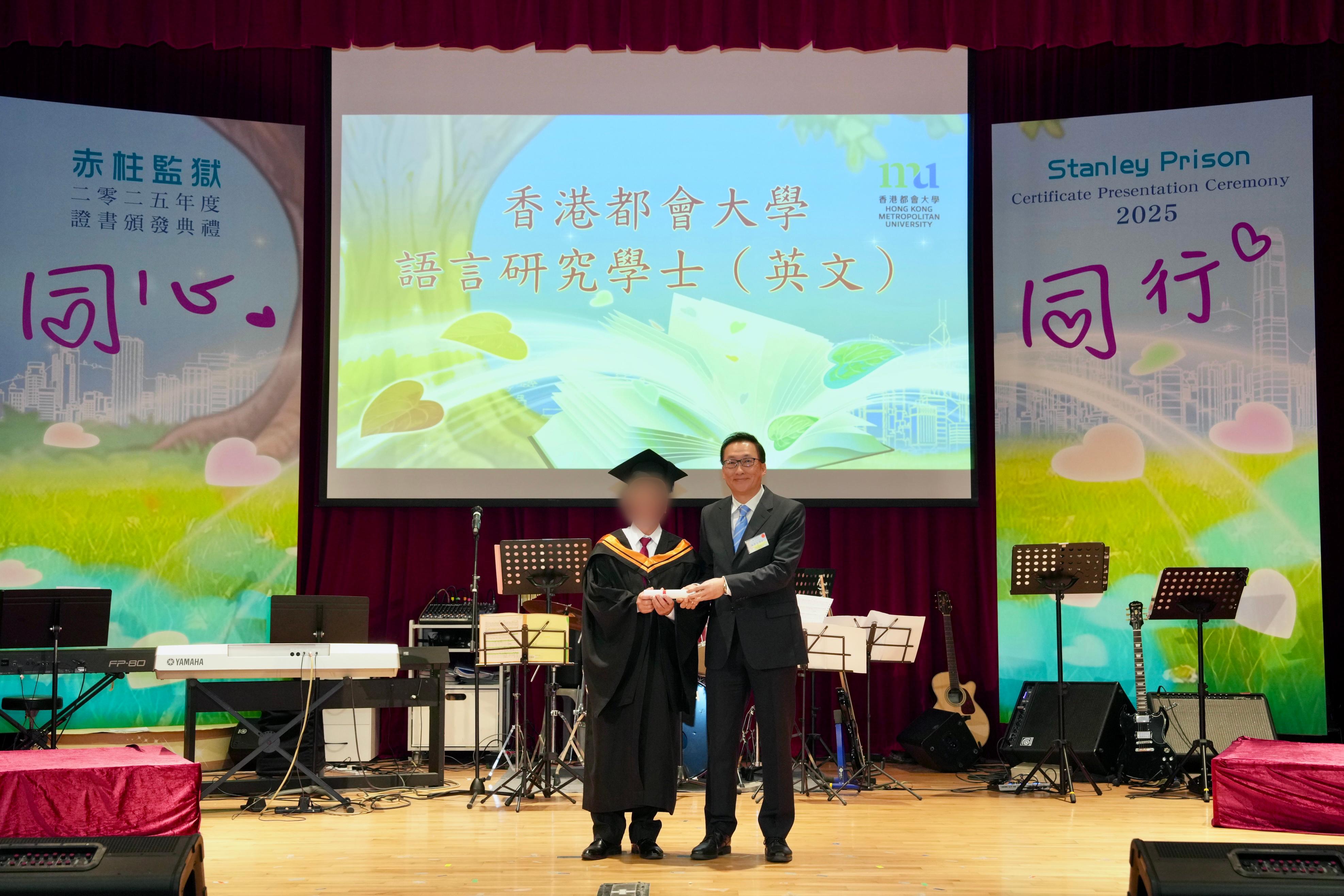 Persons in custody at Stanley Prison of the Correctional Services Department were presented with certificates at a ceremony today (January 21) in recognition of their continuous efforts in pursuing further studies. Photo shows the Chairman of the Shaw Foundation, Dr Raymond Chan (right), presenting a certificate to a person in custody at the ceremony.