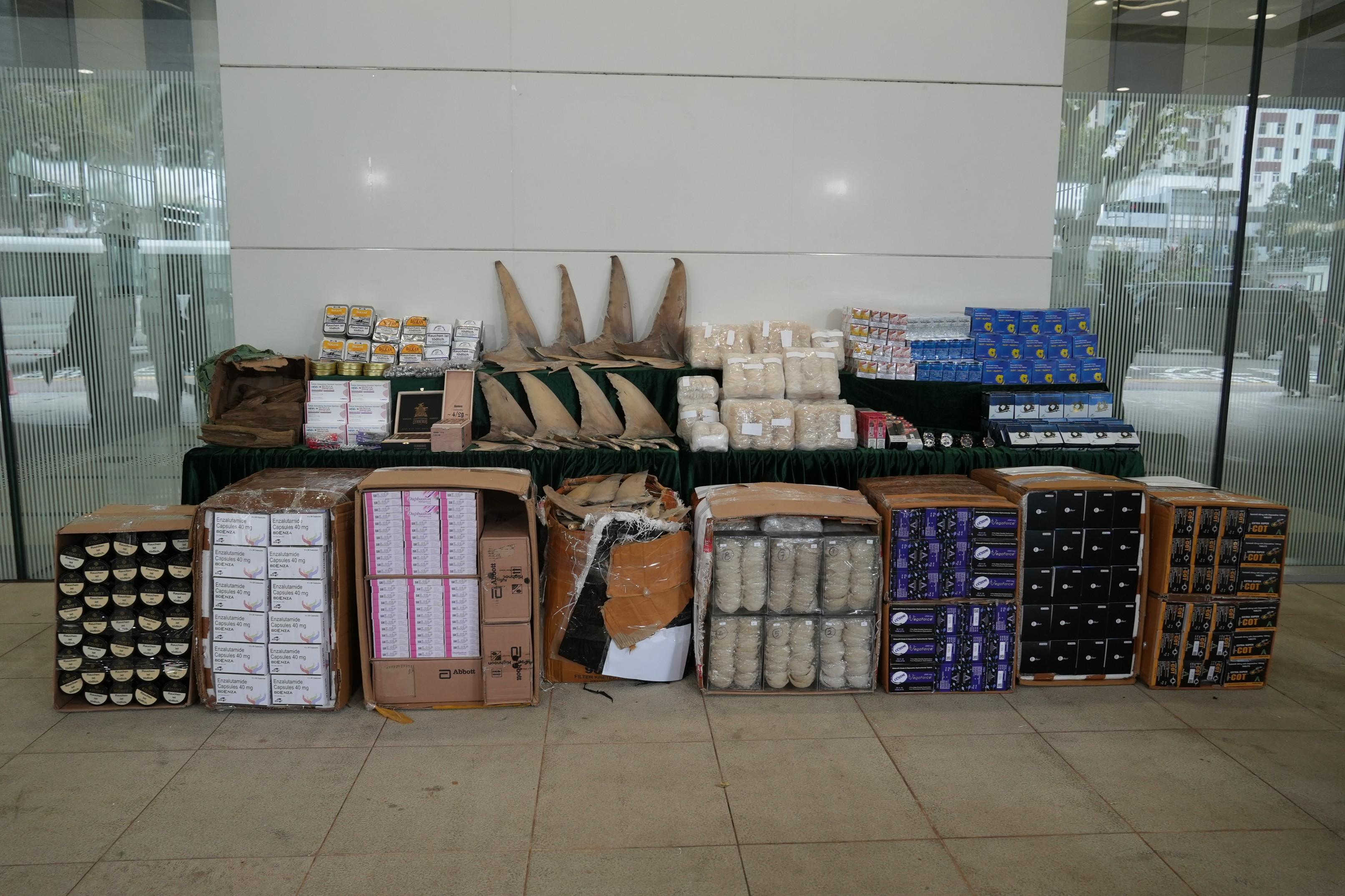 香港海關於一月五日和八日分別偵破兩宗涉嫌利用內河船走私的案件，並檢獲大批懷疑走私貨物，估計市值共約二千九百萬元。圖示檢獲的懷疑走私貨物。