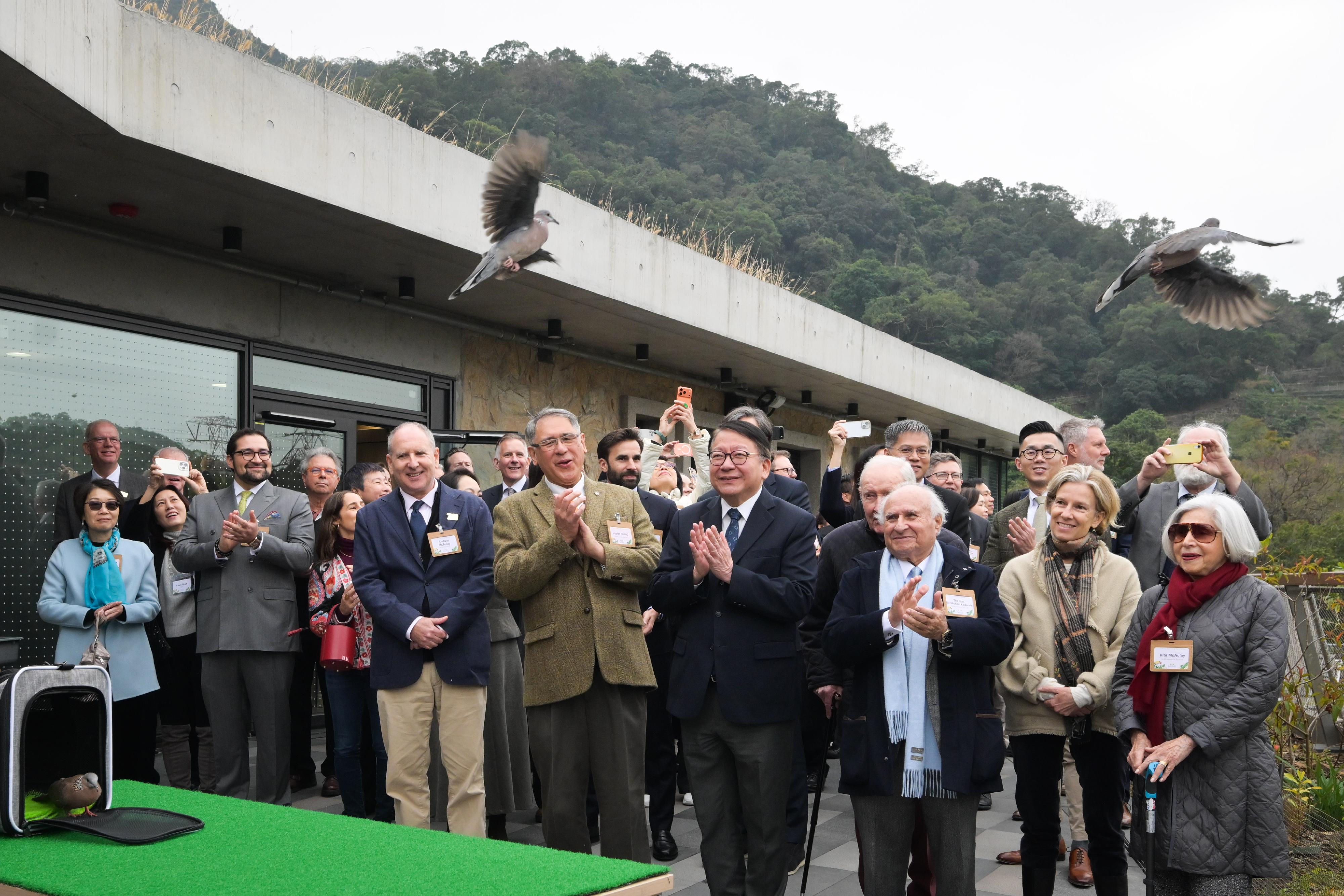 The Chief Secretary for Administration, Mr Chan Kwok-ki, attended the Jockey Club Nature Conservation Centre Opening Ceremony today (January 21). Photo shows (front row, from third right) Trustee of the Kadoorie Charitable Foundation Sir Michael Kadoorie; Mr Chan; the Deputy Chairman of the Hong Kong Jockey Club, Mr Lester Huang; the Chairperson of Kadoorie Farm and Botanic Garden, Mr Andrew McAulay, and other guests watching the release of birds back into the wild.