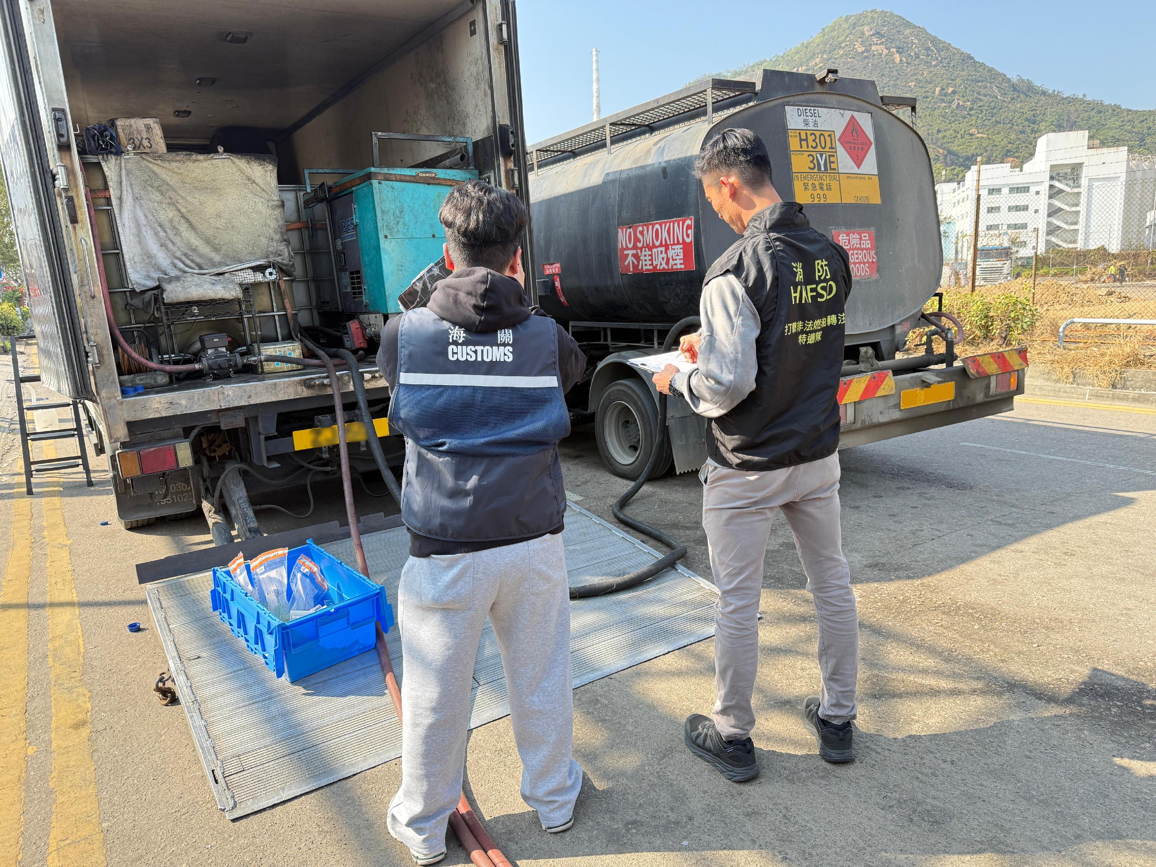 Hong Kong Customs and the Fire Services Department mounted a territory-wide joint operation codenamed "Knockout" targeting illicit fuel activities in the past two weeks (January 5 to 18), aiming to cut off the supply of illicit fuel and tackle illegal fueling activities in the downtown area. Photo shows a mobile illicit fueling station shut down in Tsing Yi. 
