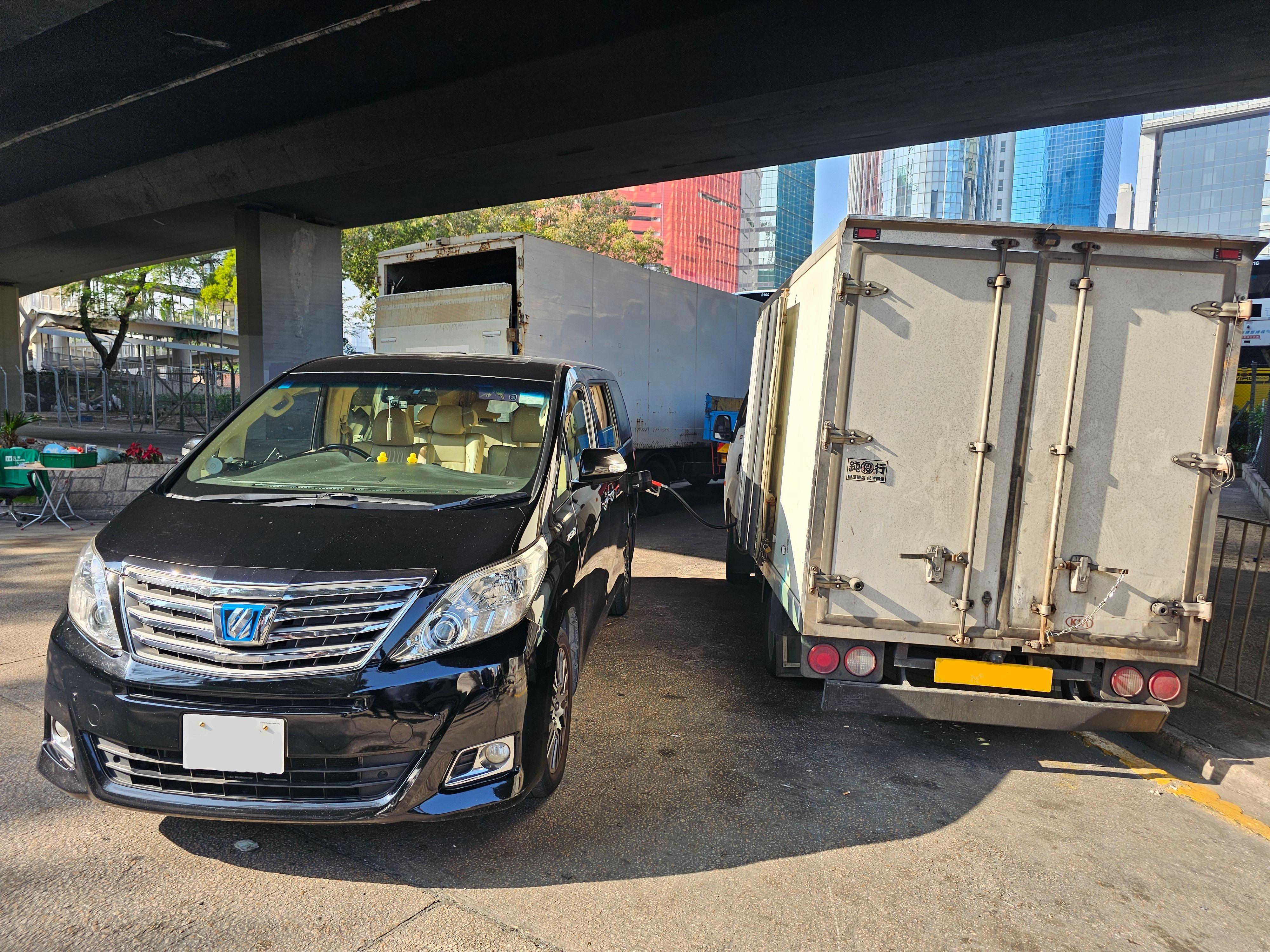 Hong Kong Customs and the Fire Services Department mounted a territory-wide joint operation codenamed "Knockout" targeting illicit fuel activities in the past two weeks (January 5 to 18), aiming to cut off the supply of illicit fuel and tackle illegal fueling activities in the downtown area. Photo shows a mobile illicit fueling station shut down in Kowloon Bay.
