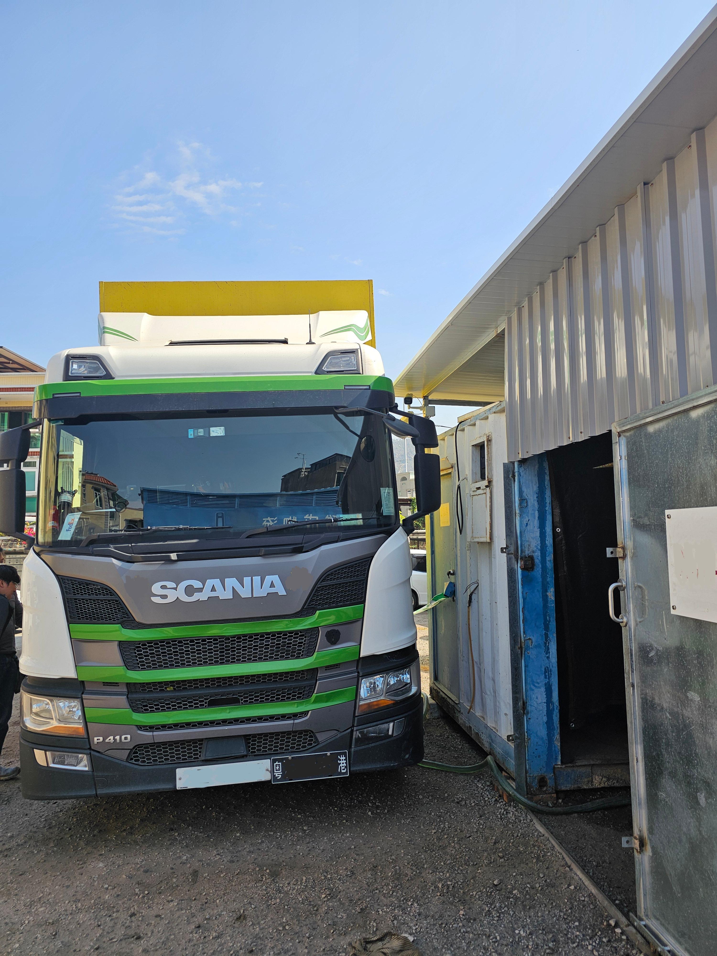 Hong Kong Customs and the Fire Services Department mounted a territory-wide joint operation codenamed "Knockout" targeting illicit fuel activities in the past two weeks (January 5 to 18), aiming to cut off the supply of illicit fuel and tackle illegal fueling activities in the downtown area. Photo shows a cross-boundary truck seized in an illicit fueling station in Tuen Mun. 