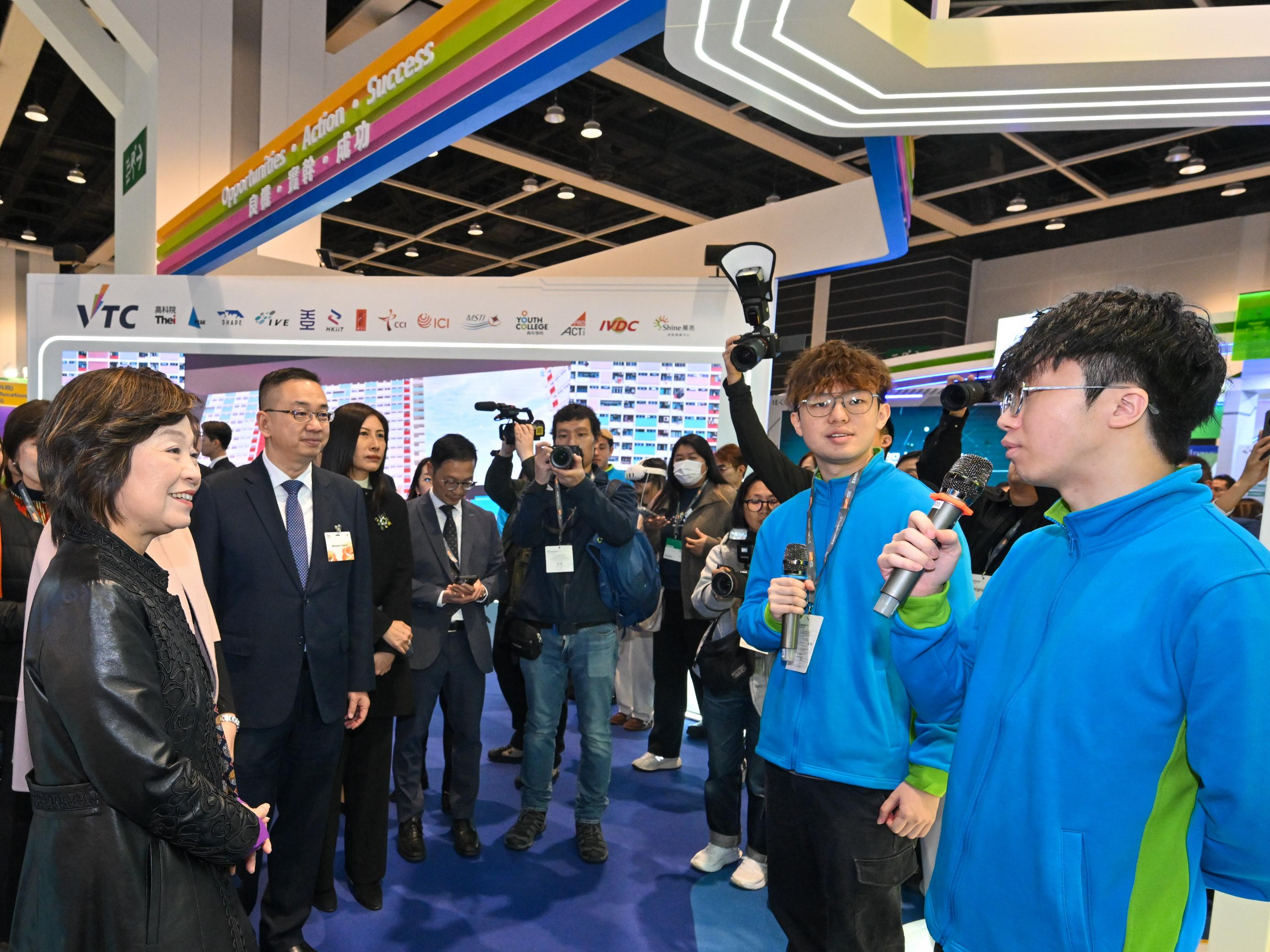 教育局局長蔡若蓮博士（左一）今日（一月二十二日）在「教育及職業博覽2026」參觀職業訓練局（職訓局）的展覽攤位，了解職訓局在職業專才教育方面的工作。

