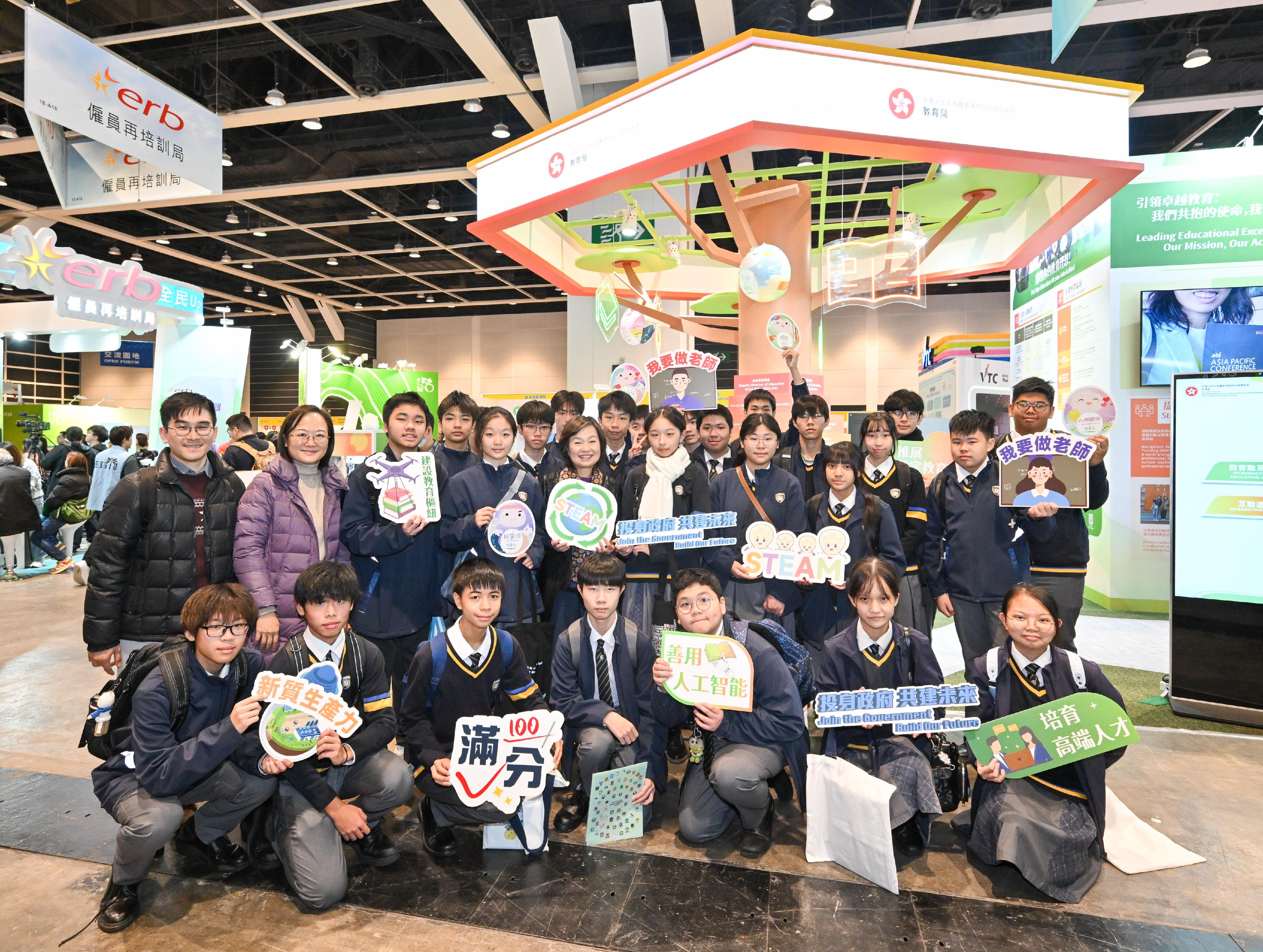 The Secretary for Education, Dr Choi Yuk-lin (second row, fifth left), is pictured with the students visiting the exhibition booth of the Education Bureau at the Education & Careers Expo 2026 today (January 22).