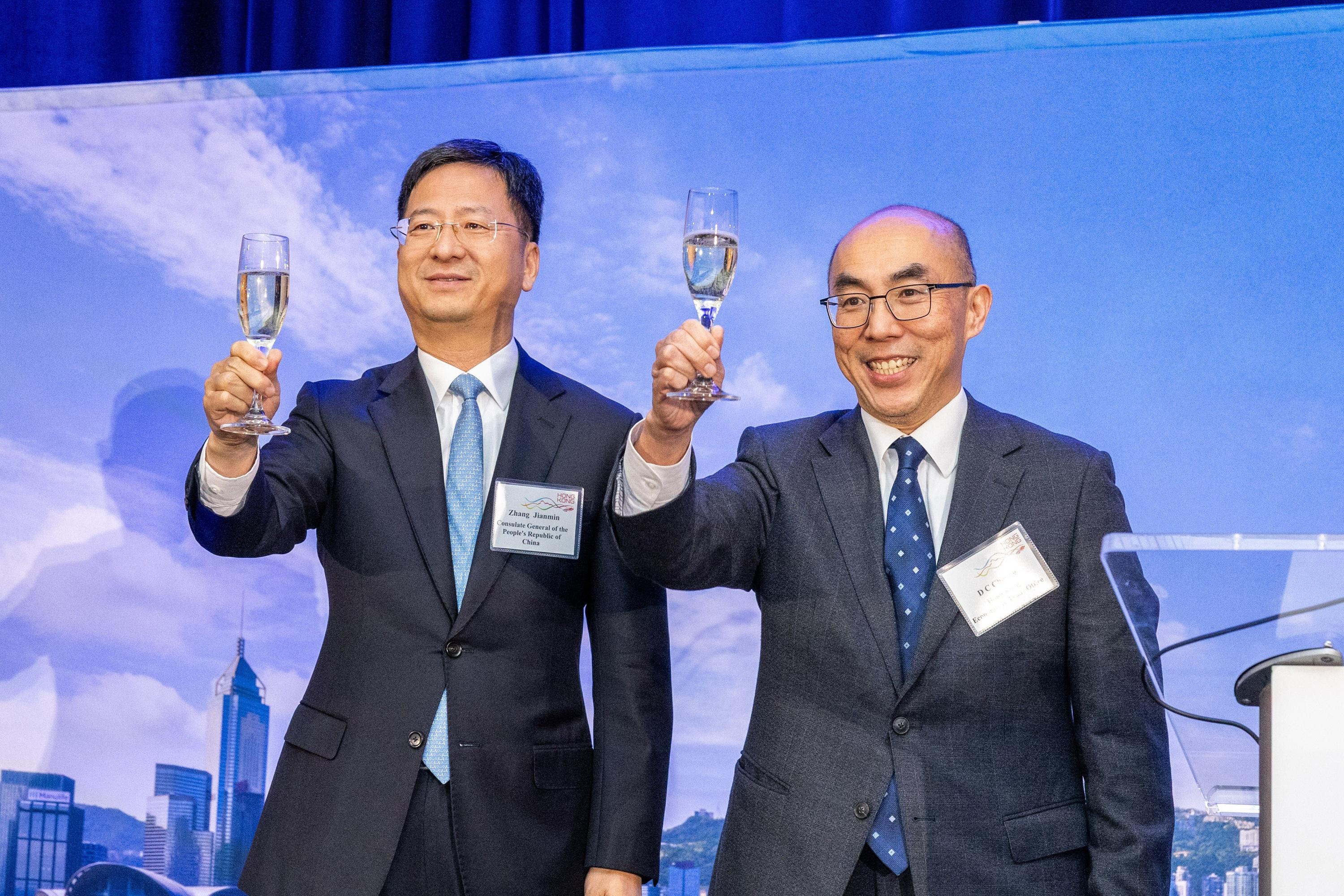 The Director of the Hong Kong Economic and Trade Office in San Francisco, Mr DC Cheung (right), and the Consul General of the People's Republic of China in San Francisco, Mr Zhang Jianmin (left), give a toast at the New Year Reception in San Francisco on January 9 (San Francisco time).