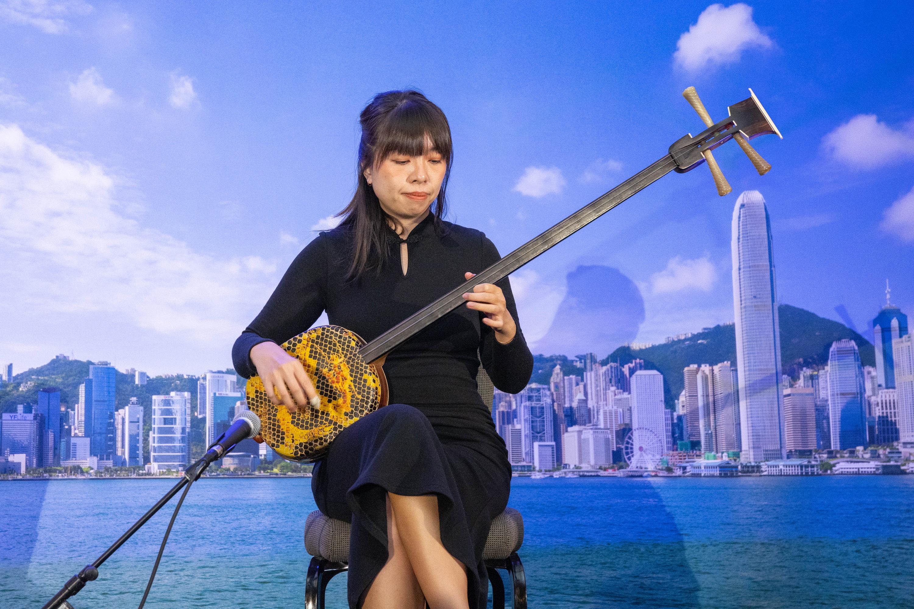 Hong Kong musician and ethno-musicologist Stella Chan performed at the New Year Reception hosted by the Hong Kong Economic and Trade Office in San Francisco on January 9 (San Francisco time).
