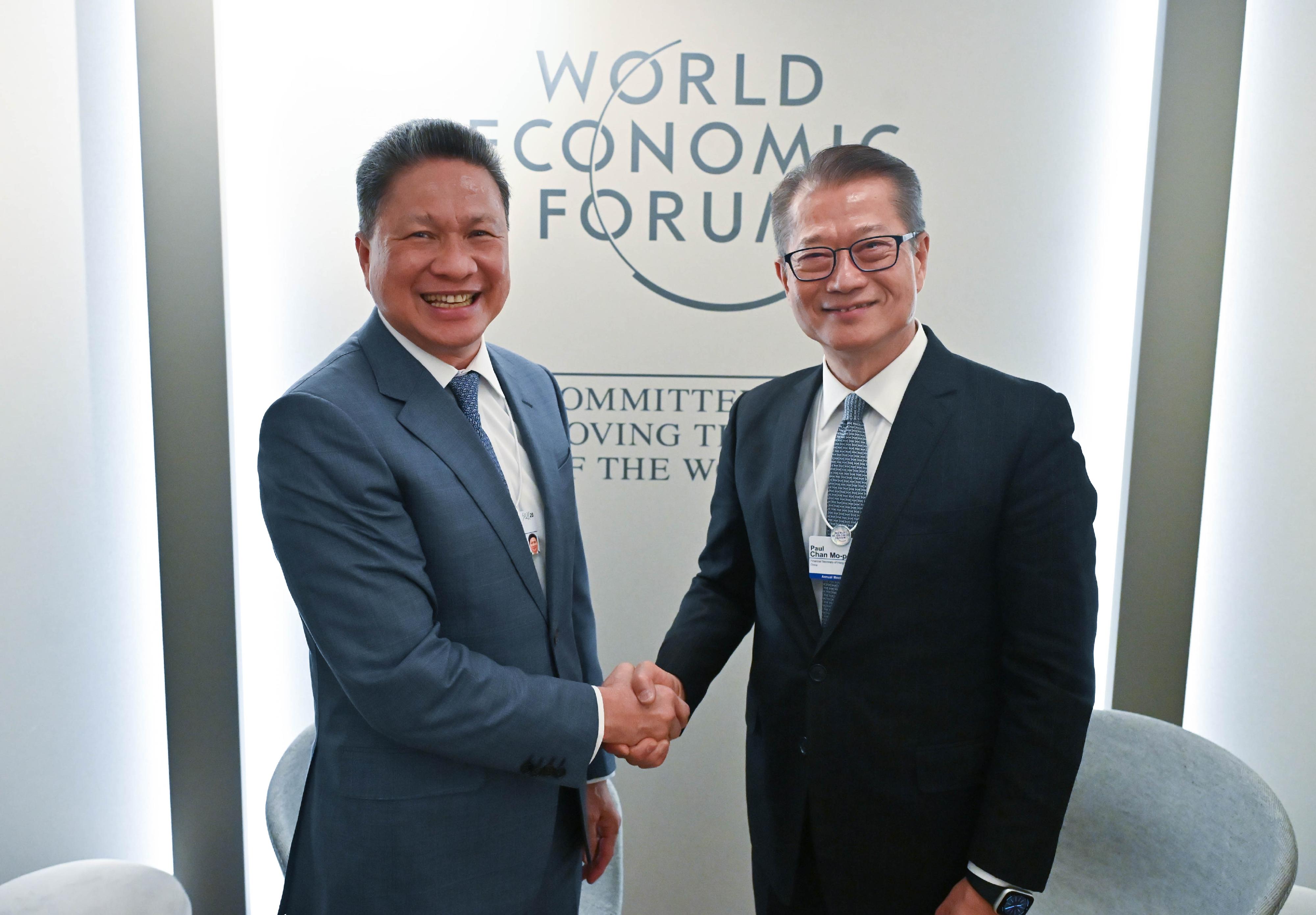 The Financial Secretary, Mr Paul Chan, continued his activities at the World Economic Forum Annual Meeting in Davos, Switzerland, and met with government officials and business leaders from various places yesterday (January 21, Davos time). Photo shows Mr Chan (right) meeting with the Deputy Prime Minister of Cambodia, Mr Sun Chanthol (left). 