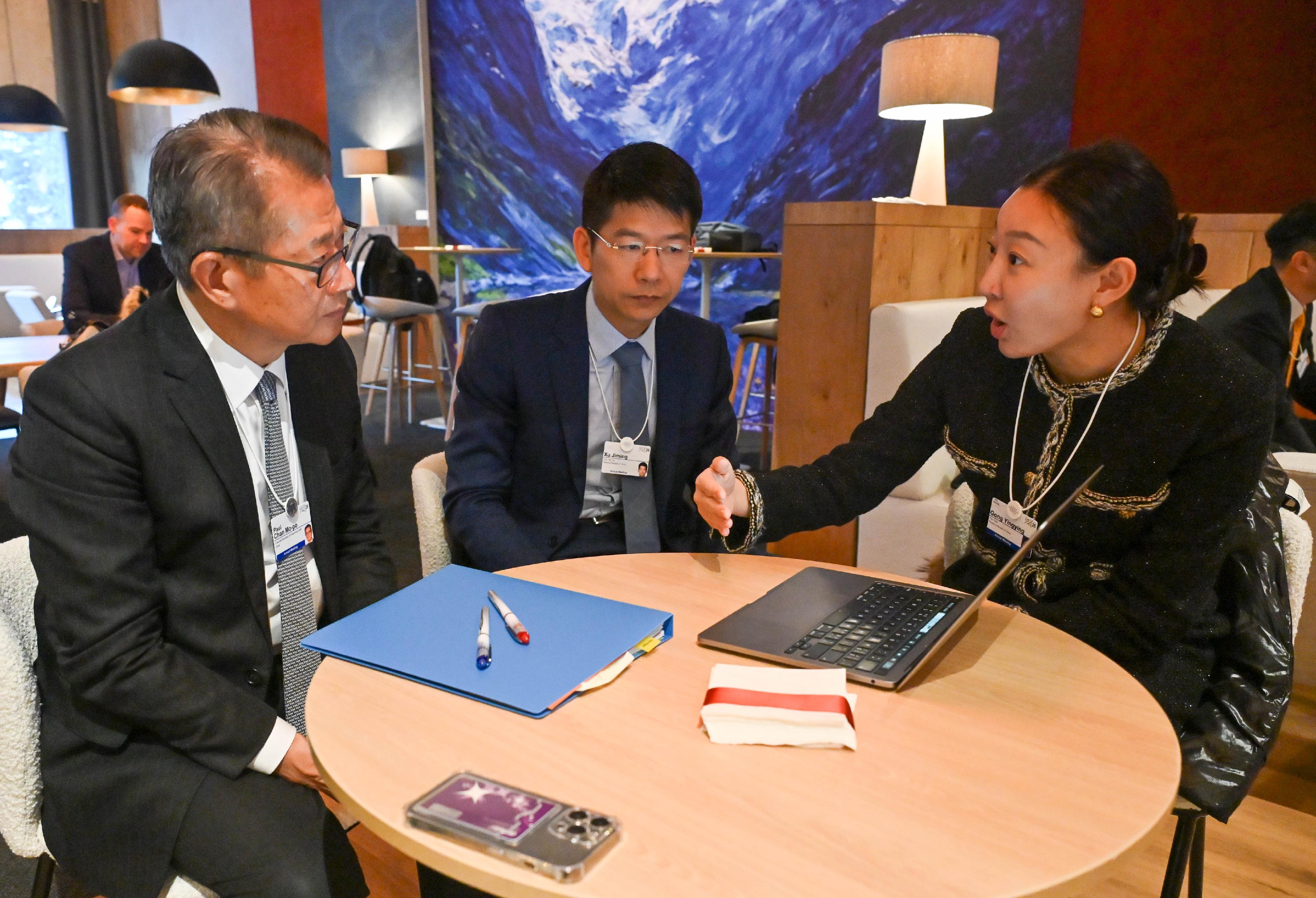 The Financial Secretary, Mr Paul Chan, continued his activities at the World Economic Forum Annual Meeting in Davos, Switzerland, and met with government officials and business leaders from various places yesterday (January 21, Davos time). Photo shows Mr Chan (left) meeting with the Chairlady and Founder of Yidu Tech, Ms Gong Yingying (right).