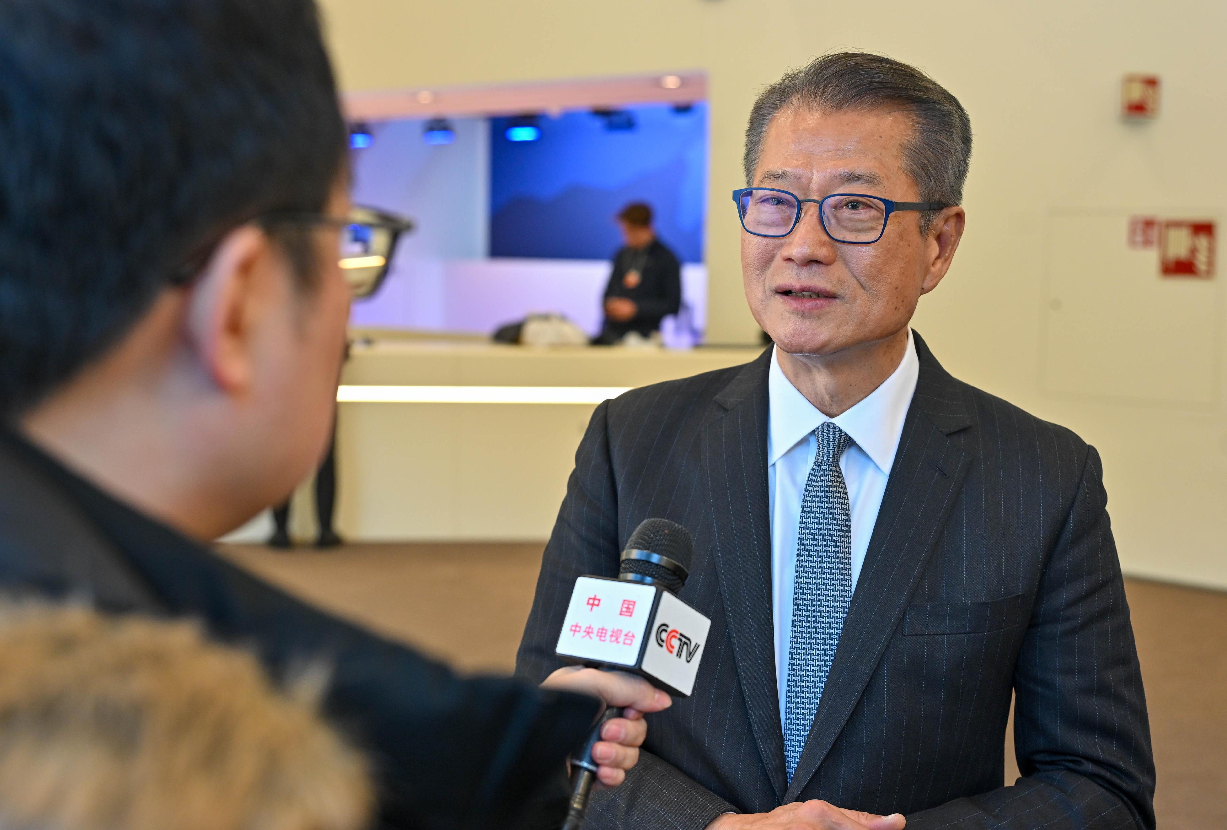 The Financial Secretary, Mr Paul Chan, continued his activities at the World Economic Forum Annual Meeting in Davos, Switzerland, and met with government officials and business leaders from various places yesterday (January 21, Davos time). Photo shows Mr Chan receiving an interview from the China Central Television.