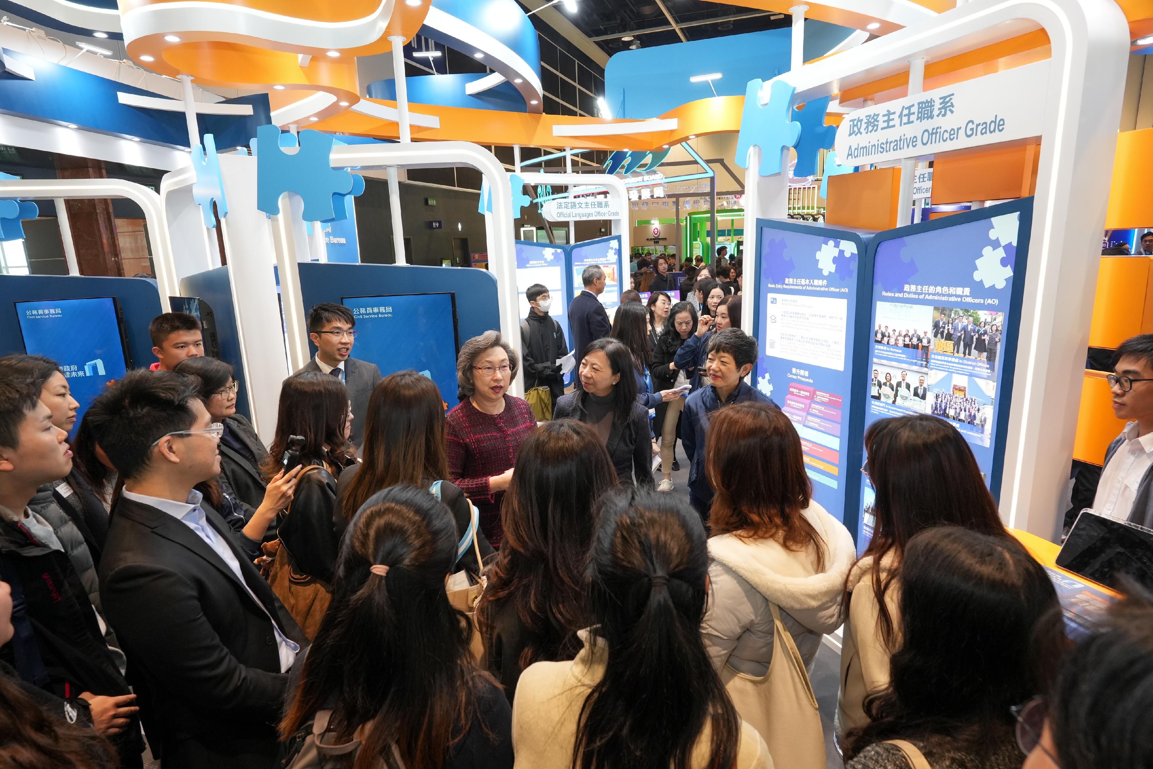 The Secretary for the Civil Service, Mrs Ingrid Yeung, today (January 22) visited the exhibition booths set up by various policy bureaux and departments at the Education & Careers Expo 2026. She encouraged students and young people to gain an understanding of the diverse work and career opportunities across different government departments, and to consider joining the Government to build the future of Hong Kong together. Photo shows Mrs Ingrid Yeung (centre), talking with students visiting the Civil Service Bureau's booth. Looking on is the Permanent Secretary for the Civil Service, Ms Shirley Lam (second right).