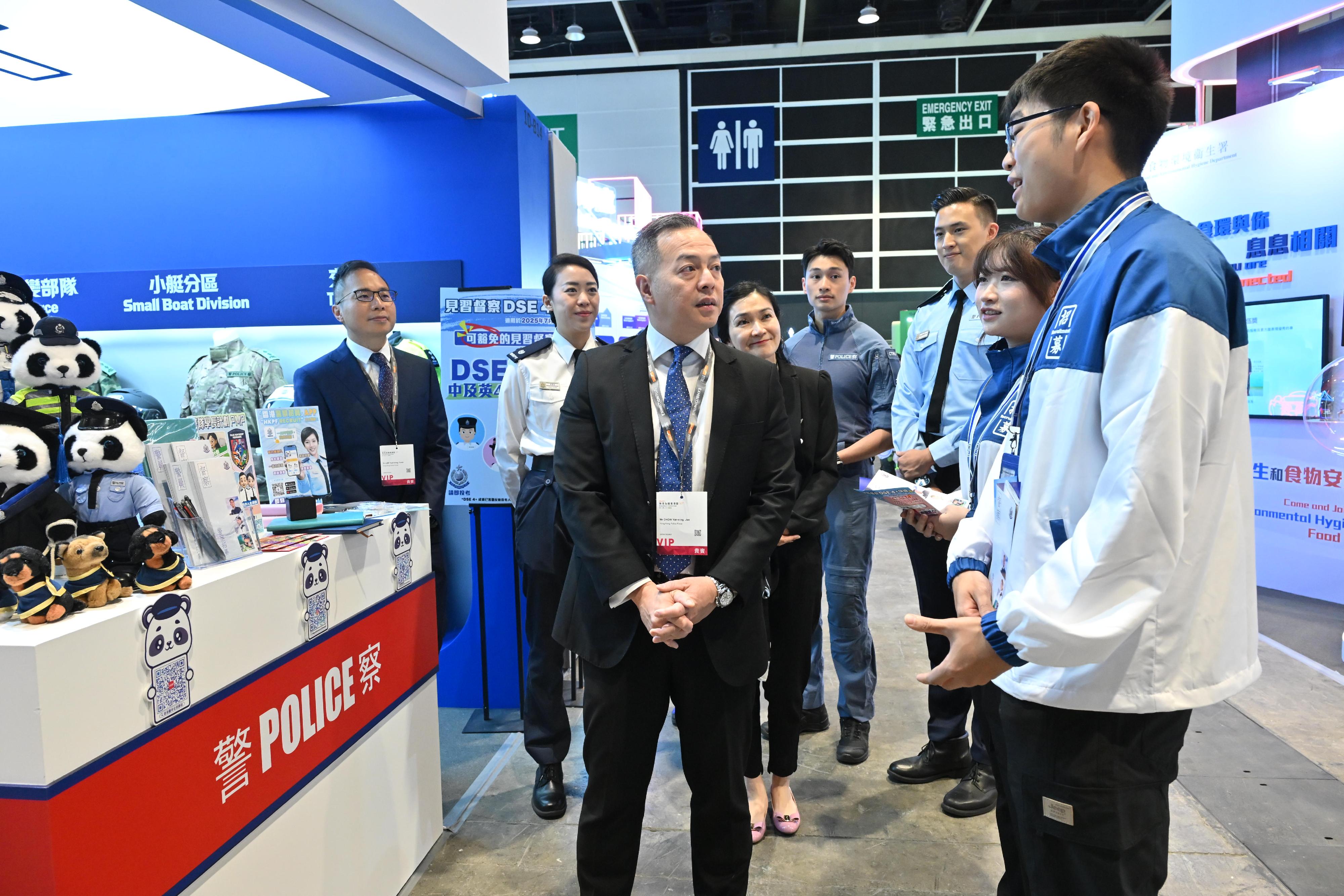 The Hong Kong Police Force (HKPF) is participating in the Education & Careers Expo 2026 at the Hong Kong Convention and Exhibition Centre in Wan Chai from today (January 22) for four consecutive days. The Commissioner of Police, Mr Chow Yat-ming (front row, left), tours the HKPF booth.