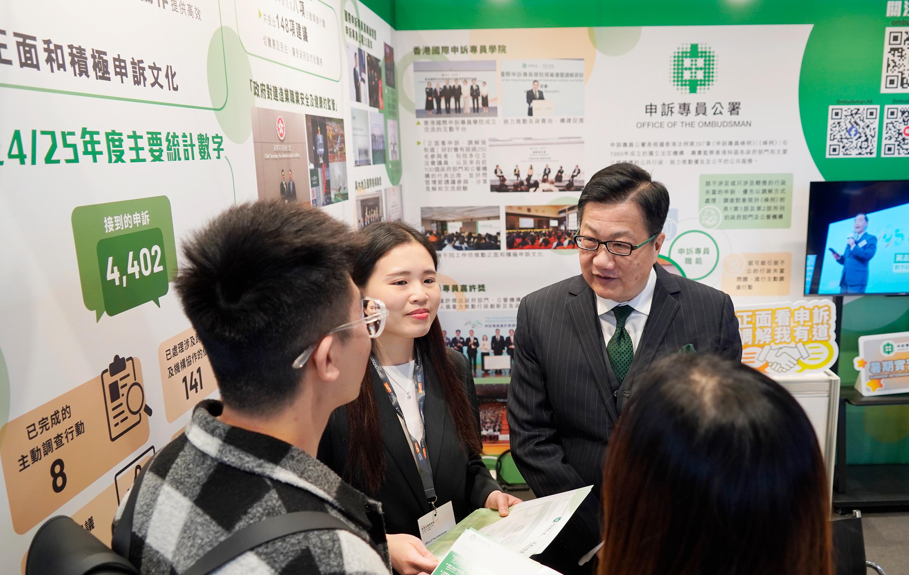 申訴專員陳積志(右)今日(一月二十二日)於「教育及職業博覽2026」與參觀人士及求職者交流。