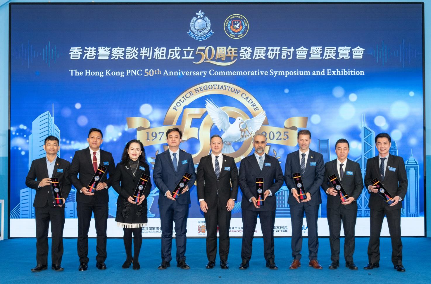 The Hong Kong Police Force (HKPF) is holding the Hong Kong Police Negotiation Cadre 50th Anniversary Commemorative Symposium and Exhibition today and tomorrow (January 22 and 23). Photo shows the Commissioner of Police, Mr Chow Yat-ming (centre), presenting souvenirs to representatives engaged in negotiation and crisis management from Chinese Mainland, Cambodia, Dubai, Indonesia, Macau, Singapore, and Switzerland.
