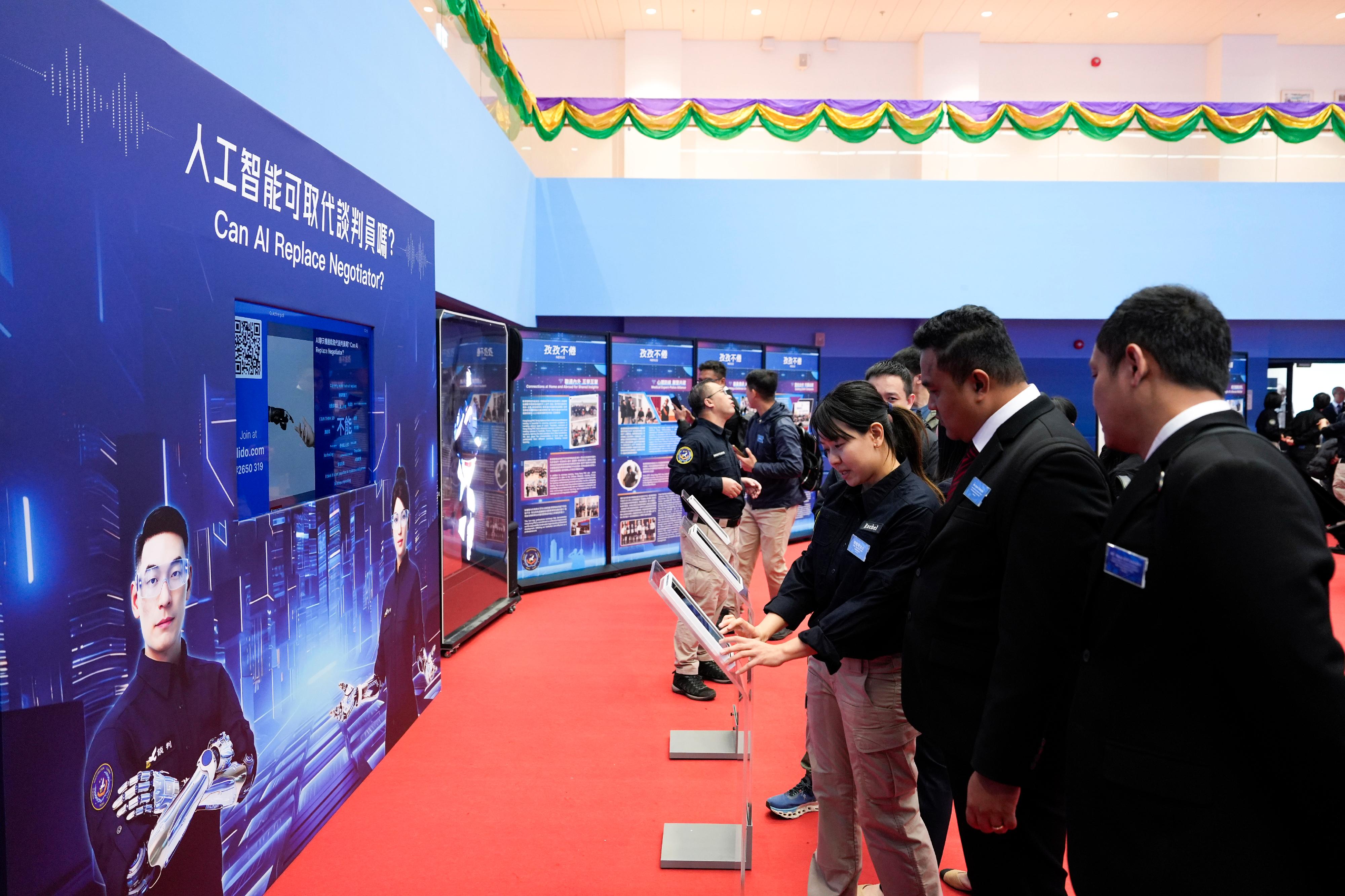 The Hong Kong Police Force (HKPF) is holding the Hong Kong Police Negotiation Cadre 50th Anniversary Commemorative Symposium and Exhibition today and tomorrow (January 22 and 23). Photo shows personnel of the Police Negotiation Cadre, giving a briefing to participants on the Police Negotiation Cadre 50th Anniversary Commemorative Exhibition.