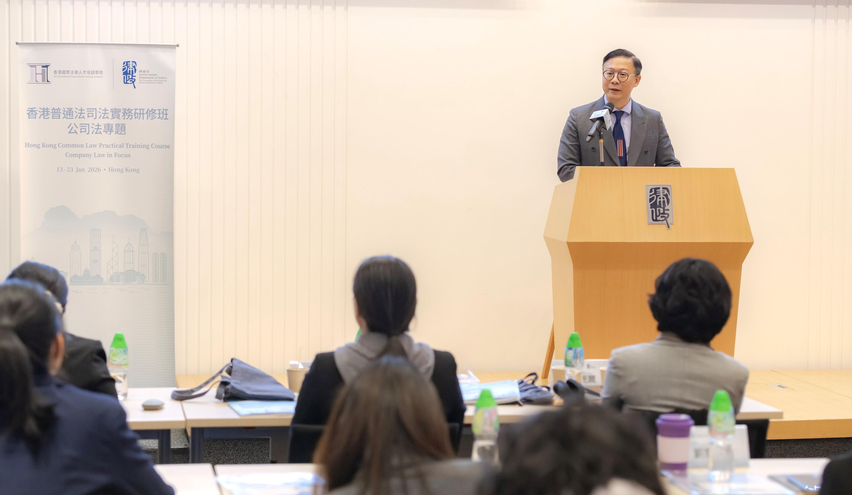 The closing ceremony of the second edition of the Hong Kong Common Law Practical Training Course, co-organised by the Hong Kong International Legal Talents Training Academy and the Supreme People’s Court, was held today (January 22). Photo shows the Deputy Secretary for Justice, Dr Cheung Kwok-kwan, speaking at the closing ceremony of the course.