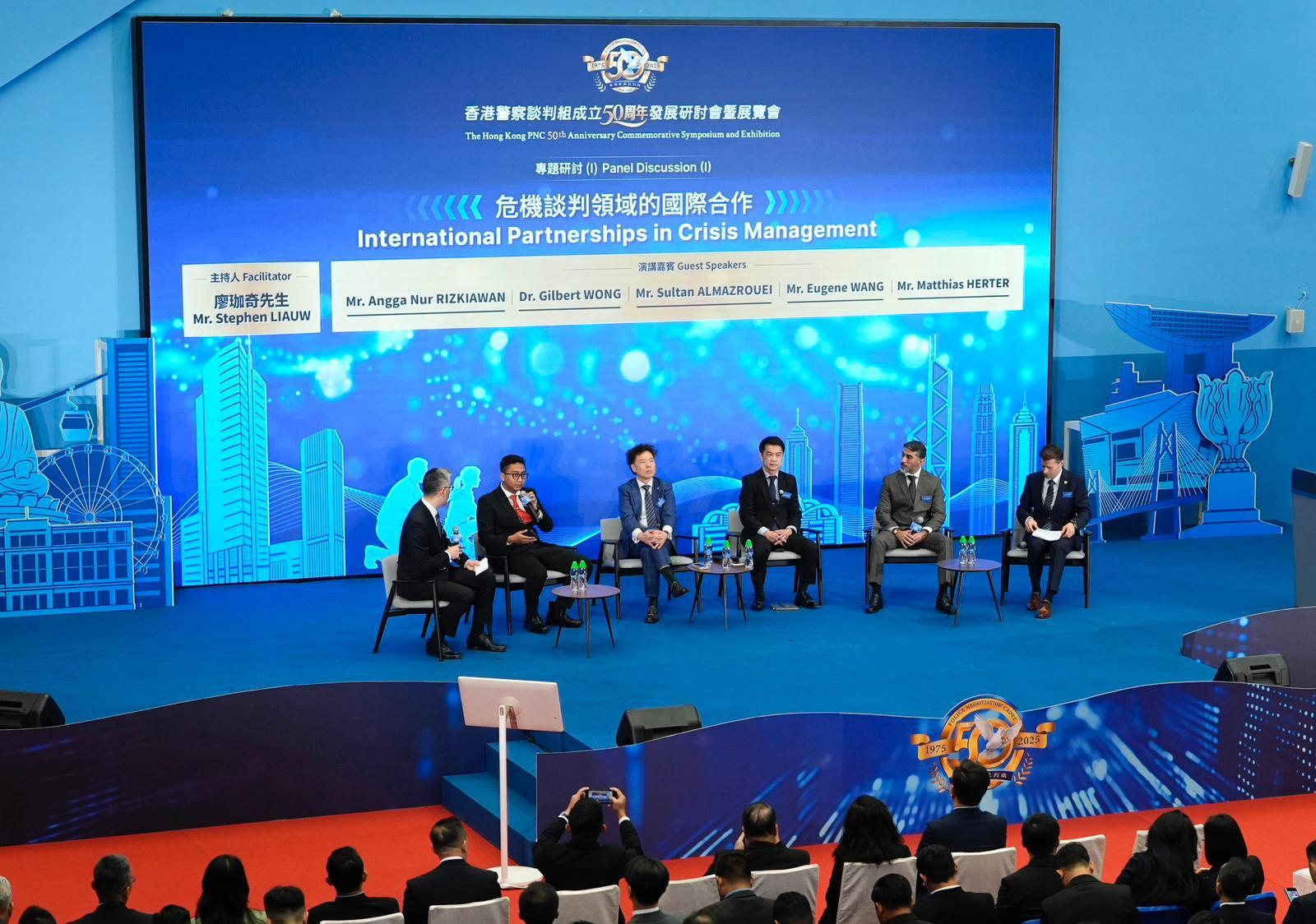 警務處今明兩日（一月二十二日及二十三日）舉辦「香港警察談判組成立50周年發展研討會暨展覽會」。圖示談判組與來自內地公安機關及海外談判界的代表在研討會上分享經驗和交流意見。