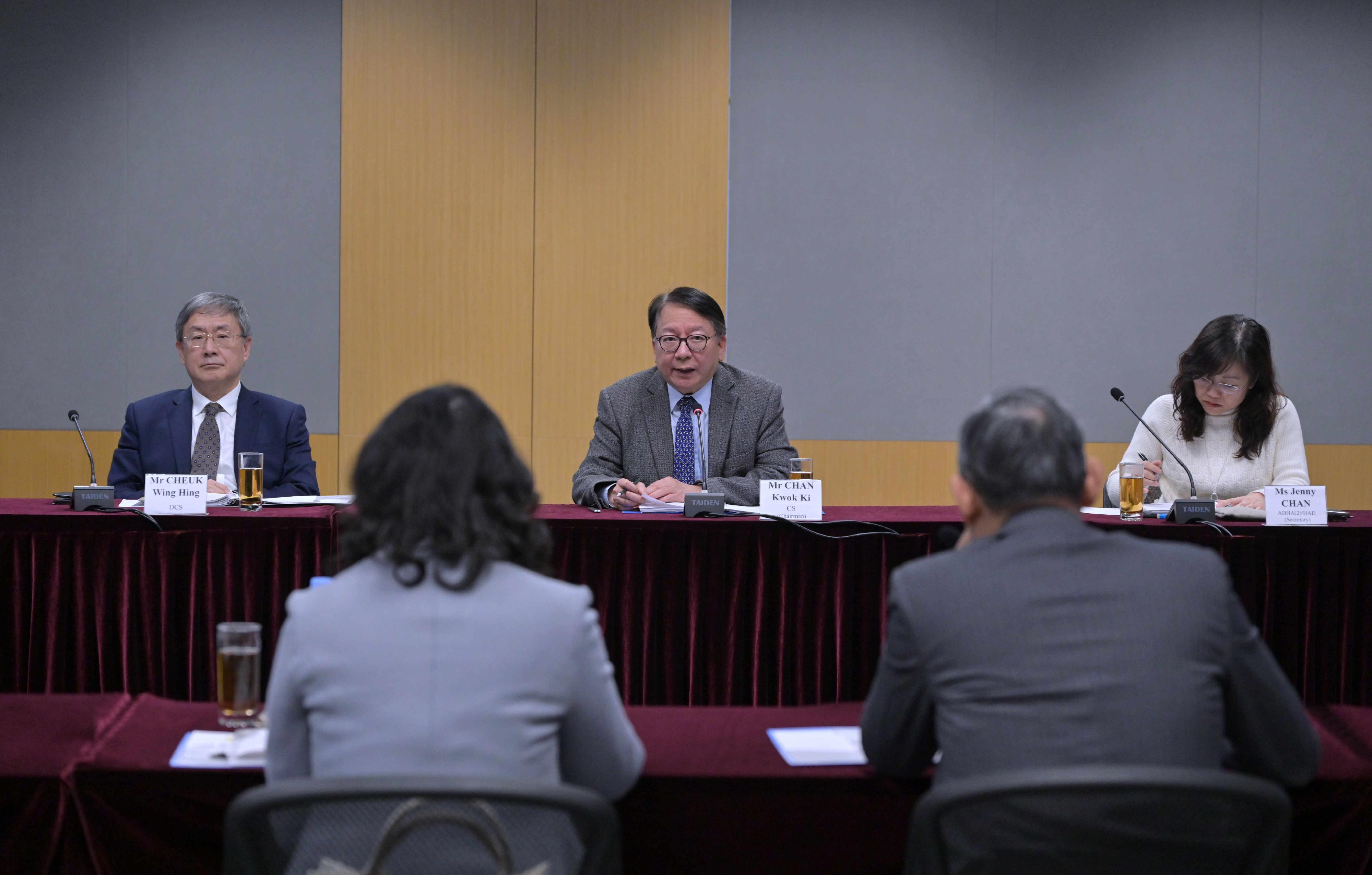 政務司司長陳國基今日(一月二十二日)主持地區治理領導委員會第六次會議,督導和指示各決策局及部門就地區關注的議題制訂應對策略方針,並跟進於首五次會議定下的12個重點地區項目的落實進度。圖示陳國基(中)在會上發言,旁為政務司副司長卓永興(左)。