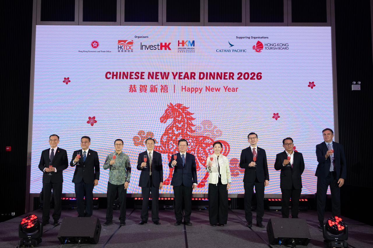 The Hong Kong Economic and Trade Office in Kuala Lumpur hosted a Chinese New Year dinner in Penang, Malaysia, today (January 23) to celebrate the Year of the Horse. Photo shows (from second left) the Penang State Executive Councillor for Tourism and Creative Economy, Mr Wong Hon Wai; the Regional Director of South East Asia and South Asia of the Hong Kong Trade Development Council, Mr Leung Kwan-ho; the Chinese Consul-General in Penang, Mr Zhou Youbin; the Chief Minister of Penang, Mr Chow Kon Yeow; the Director-General of the Hong Kong Economic and Trade Office in Jakarta, Miss Libera Cheng; the President of the Hong Kong-Malaysia Business Association, Dato' Dixon Chew, and other guests hosting a toasting ceremony.