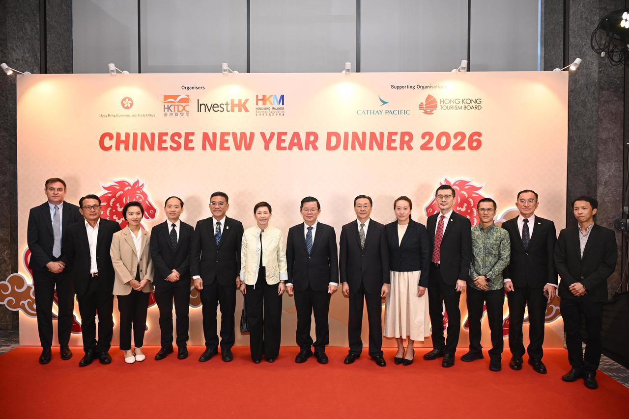 The Hong Kong Economic and Trade Office in Kuala Lumpur (HKETO Kuala Lumpur) hosted a Chinese New Year dinner in Penang, Malaysia, today (January 23) to celebrate the Year of the Horse. Photo shows (from third left) Deputy Directors of the HKETO Kuala Lumpur Ms Audrey Wong and Mr Leonard Lam; the Penang State Executive Councillor for Tourism and Creative Economy, Mr Wong Hon Wai; the Director-General of the Hong Kong Economic and Trade Office in Jakarta, Miss Libera Cheng; the Chief Minister of Penang, Mr Chow Kon Yeow; the Chinese Consul-General in Penang, Mr Zhou Youbin; Member of the Penang State Legislative Assembly for Sungai Puyu, Ms Phee Syn Tze; the President of the Hong Kong-Malaysia Business Association, Dato' Dixon Chew; the Regional Director of South East Asia and South Asia of the Hong Kong Trade Development Council, Mr Leung Kwan-ho, and other guests at the dinner.