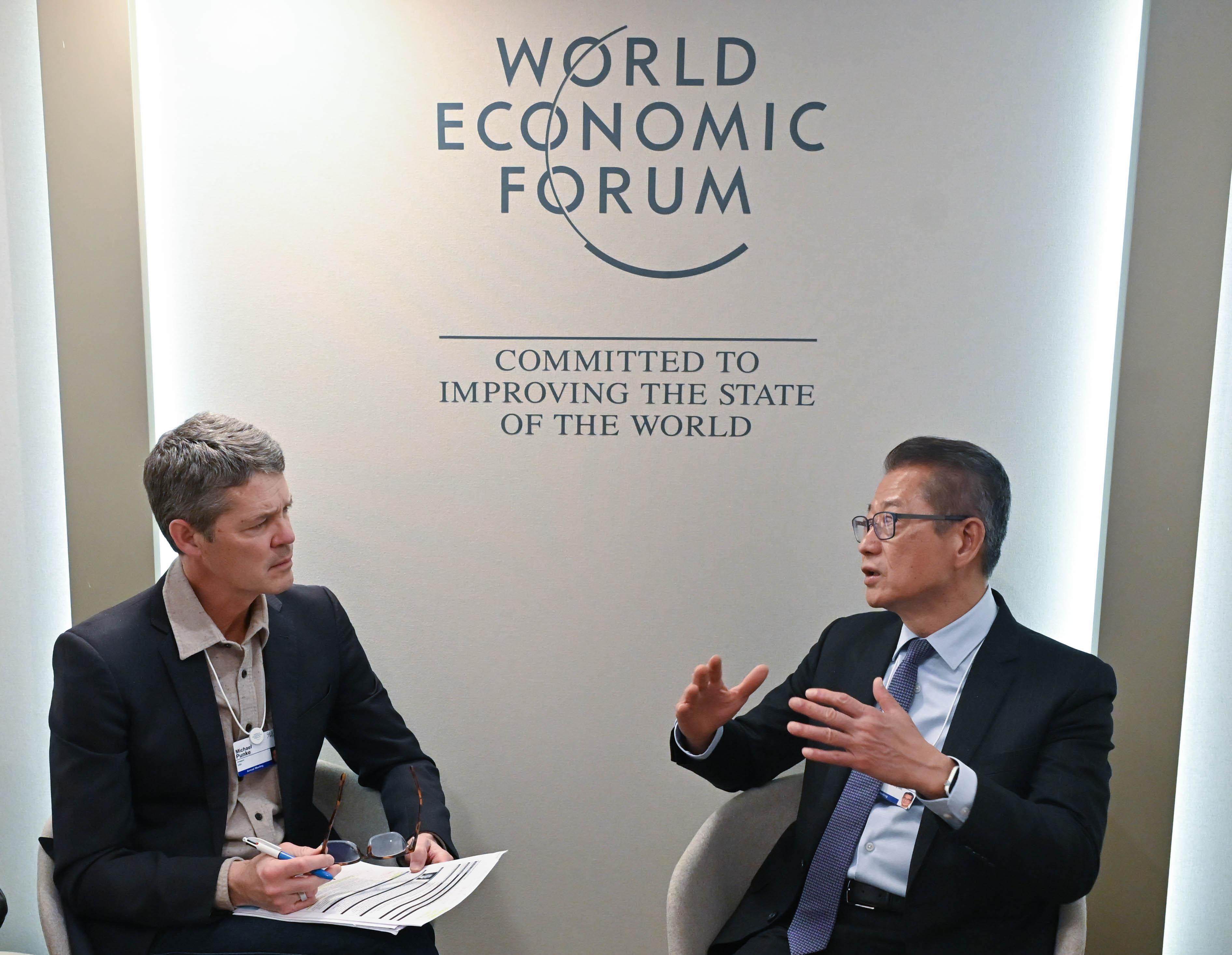 The Financial Secretary, Mr Paul Chan, continued his programme at the World Economic Forum Annual Meeting in Davos, Switzerland, and met with political, business, and international organisation leaders from around the globe yesterday (January 22, Davos time). Photo shows Mr Chan (right) meeting with the Vice President of the Global Public Policy of Amazon Web Services, Mr Michael Punke (left).