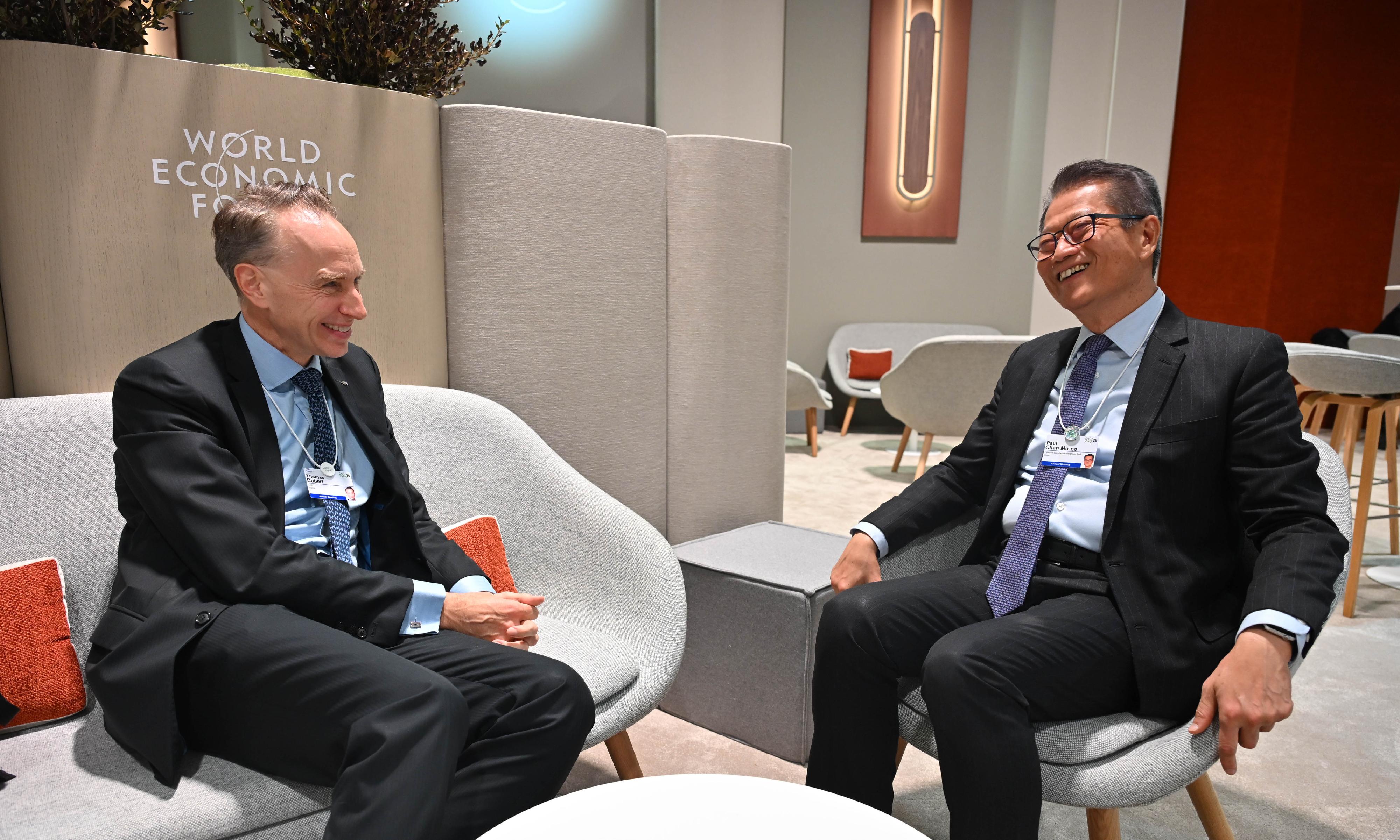 The Financial Secretary, Mr Paul Chan, continued his programme at the World Economic Forum Annual Meeting in Davos, Switzerland, met with political, business, and international organisation leaders from around the globe yesterday (January 22, Davos time). Photo shows Mr Chan (right) meeting with the Chief Executive Officer of AXA Group, Mr Thomas Buberl (left).