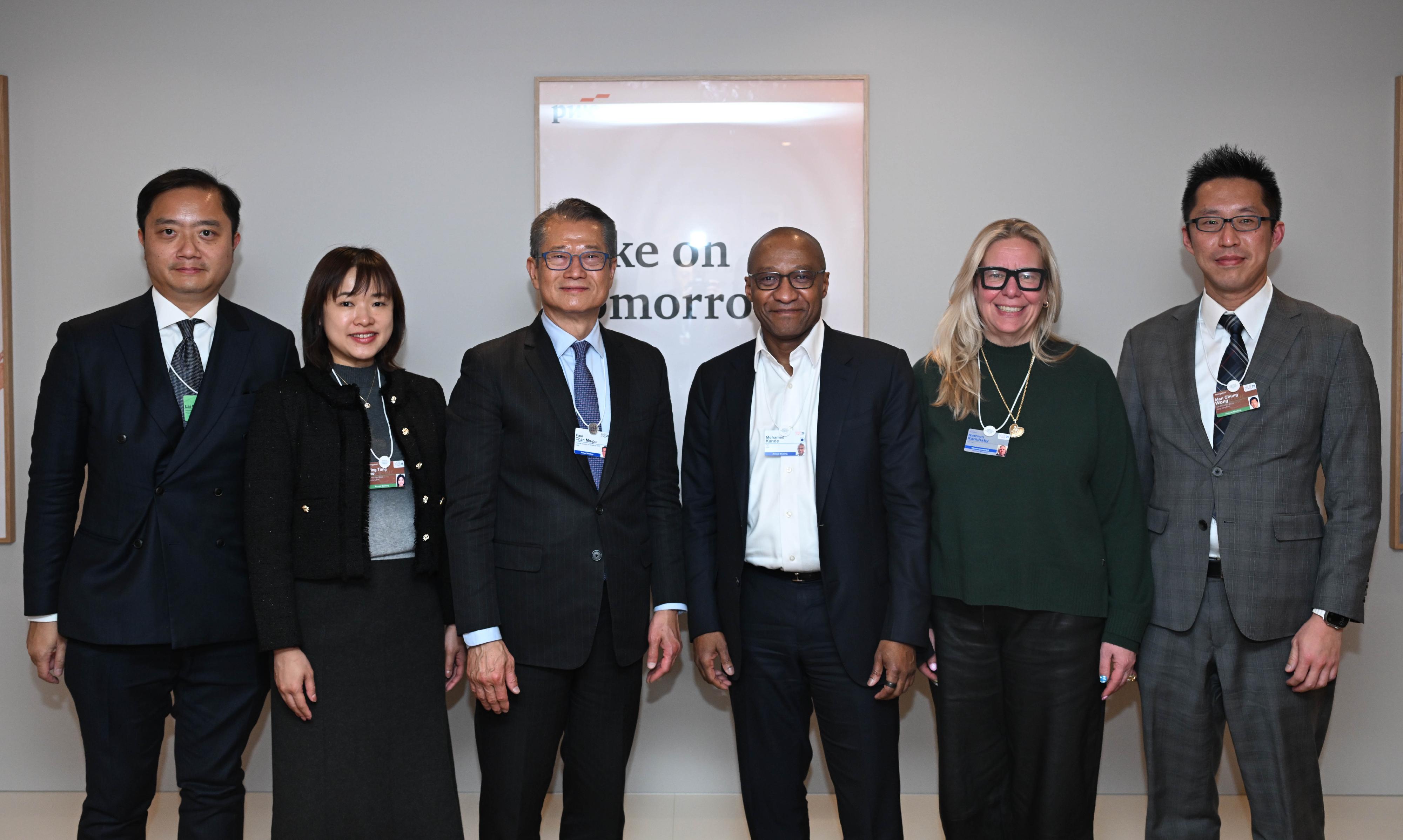 The Financial Secretary, Mr Paul Chan, continued his programme at the World Economic Forum Annual Meeting in Davos, Switzerland, and met with political, business, and international organisation leaders from around the globe yesterday (January 22, Davos time). Photo shows Mr Chan (third left) meeting with the Global Chairman of PricewaterhouseCoopers, Mr Mohamed Kande (third right).