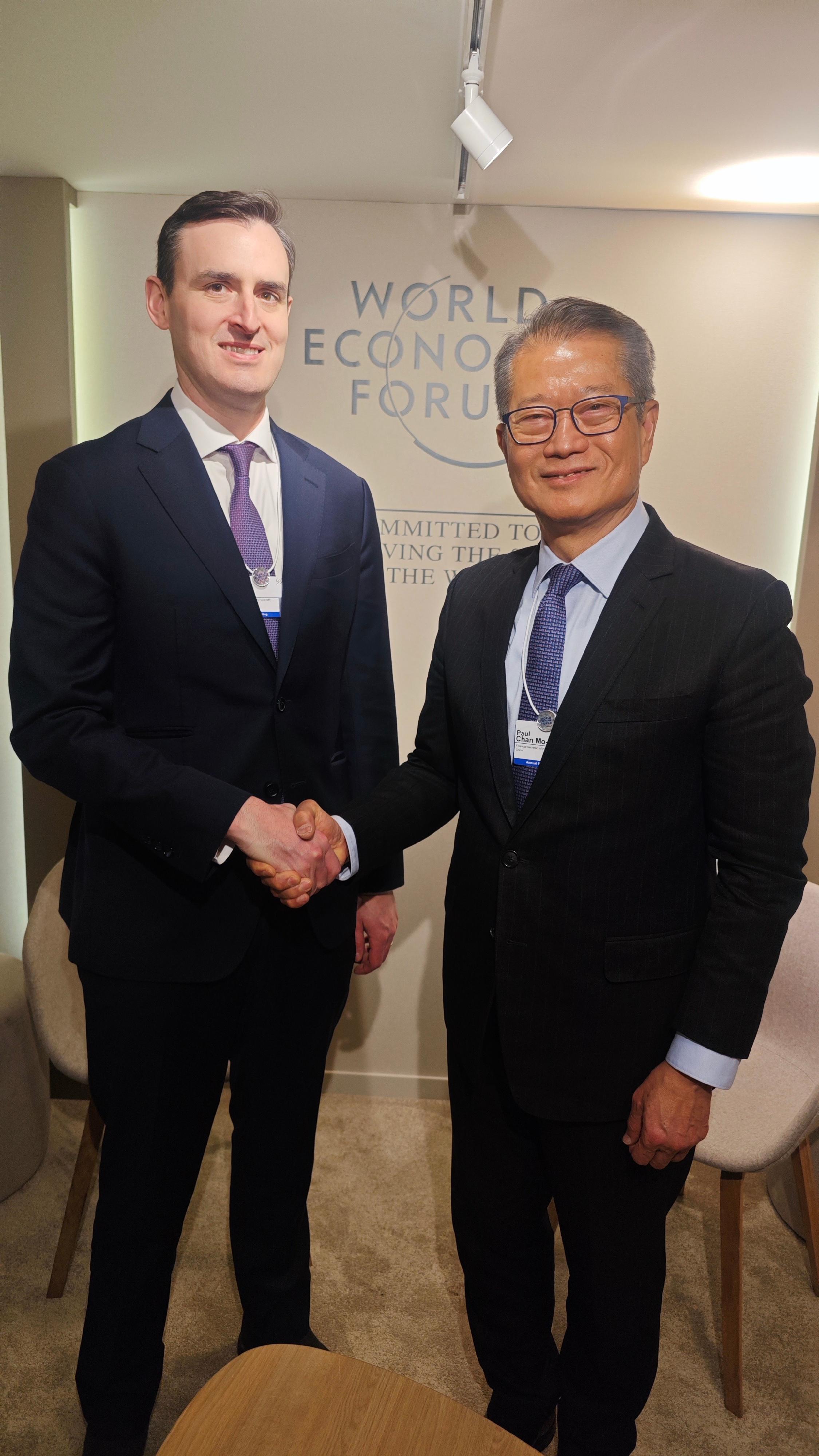 The Financial Secretary, Mr Paul Chan, continued his programme at the World Economic Forum Annual Meeting in Davos, Switzerland, and met with political, business, and international organisation leaders from around the globe yesterday (January 22, Davos time). Photo shows Mr Chan (right) meeting with the First Deputy Managing Director of the International Monetary Fund, Mr Dan Katz (left).