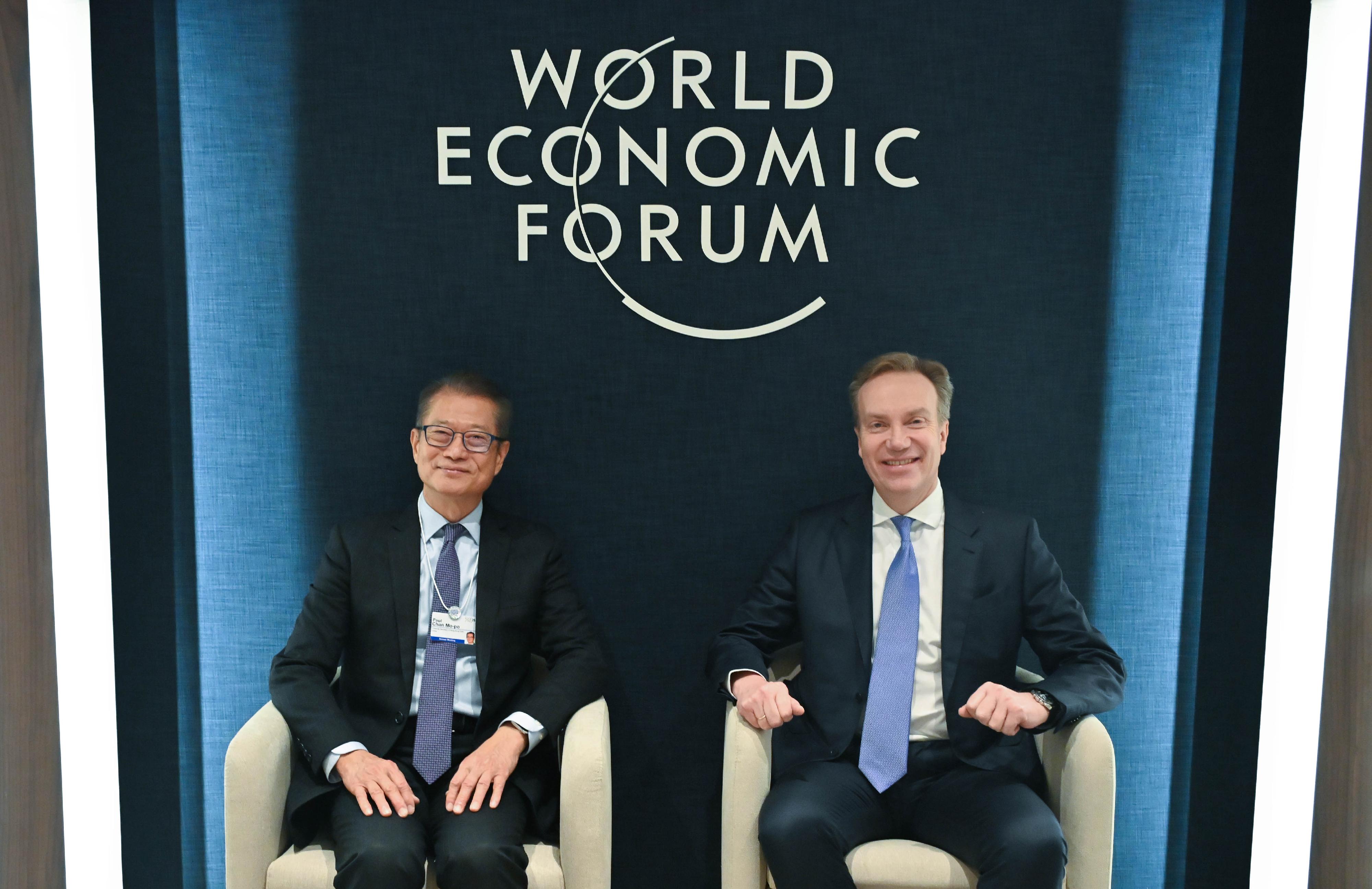 The Financial Secretary, Mr Paul Chan, continued his programme at the World Economic Forum (WEF) Annual Meeting in Davos, Switzerland, and met with political, business, and international organisation leaders from around the globe yesterday (January 22, Davos time). Photo shows Mr Chan (left) meeting with the President and Chief Executive Officer of the WEF, Mr Børge Brende (right).