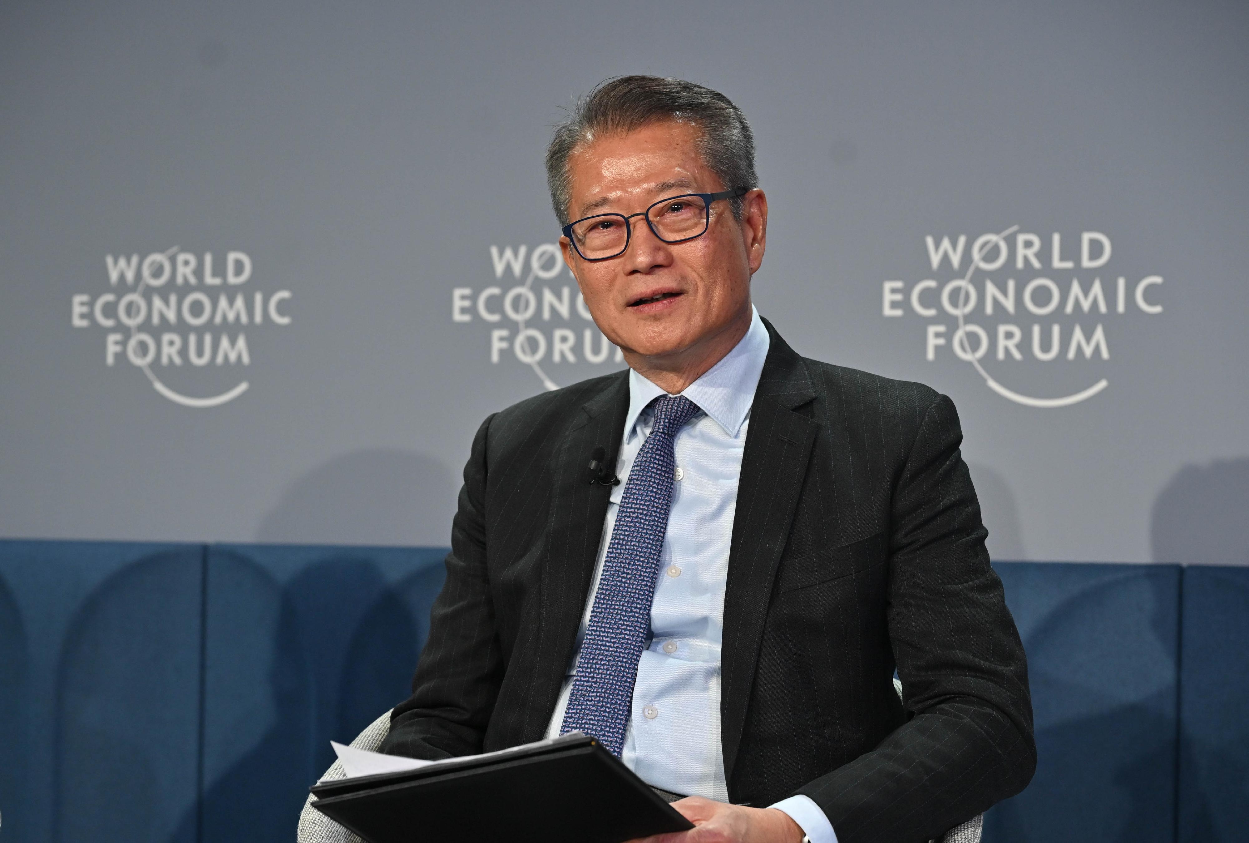 The Financial Secretary, Mr Paul Chan, continued his programme at the World Economic Forum Annual Meeting in Davos, Switzerland, yesterday (January 22, Davos time). Photo shows Mr Chan serving as a speaker at a thematic meeting with the theme of "How to Finance Decarbonization?".
