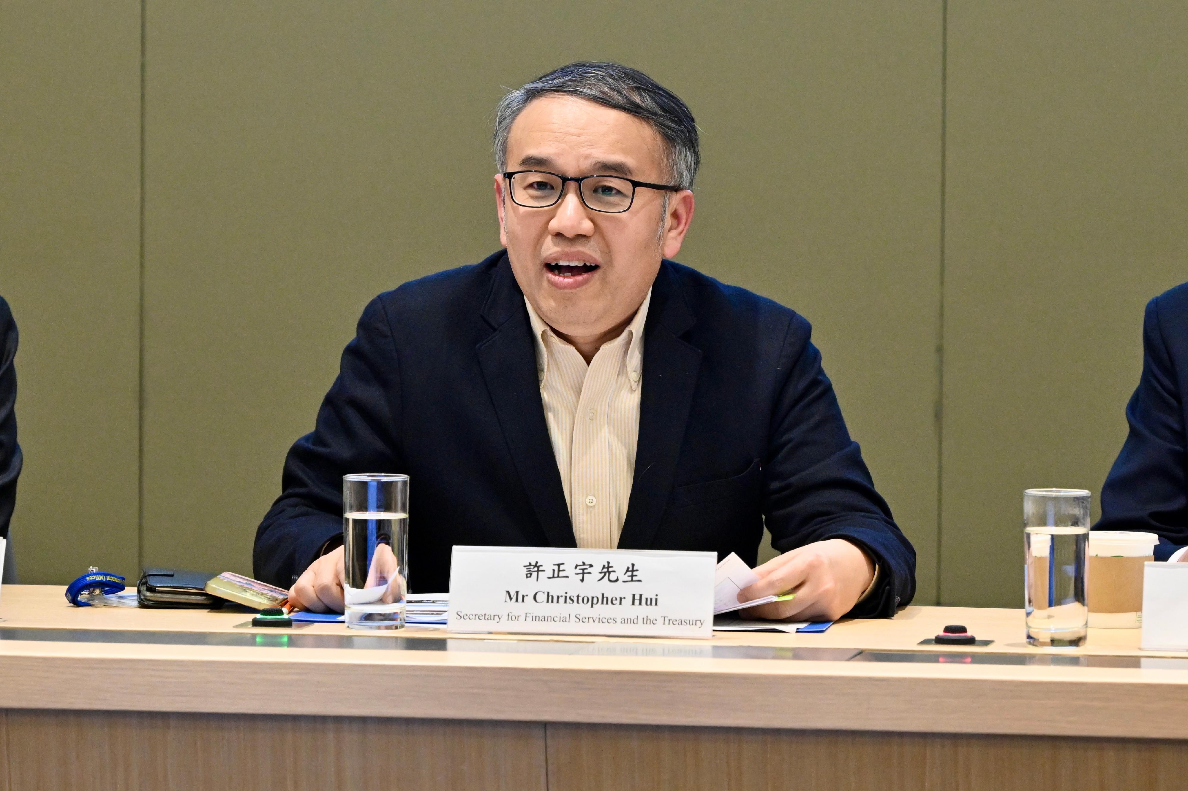 二○二六年亞太區經濟合作組織（亞太經合組織）財政部長會議（財長會議）今年十月在香港舉行。圖示由財經事務及庫務局局長許正宇擔任主席的亞太經合組織財政部長會議籌備工作督導委員會今日（一月二十三日）召開第一次會議，檢視前期籌備工作，並與相關政策局、部門和機構商討財長會議的主要跟進工作。

