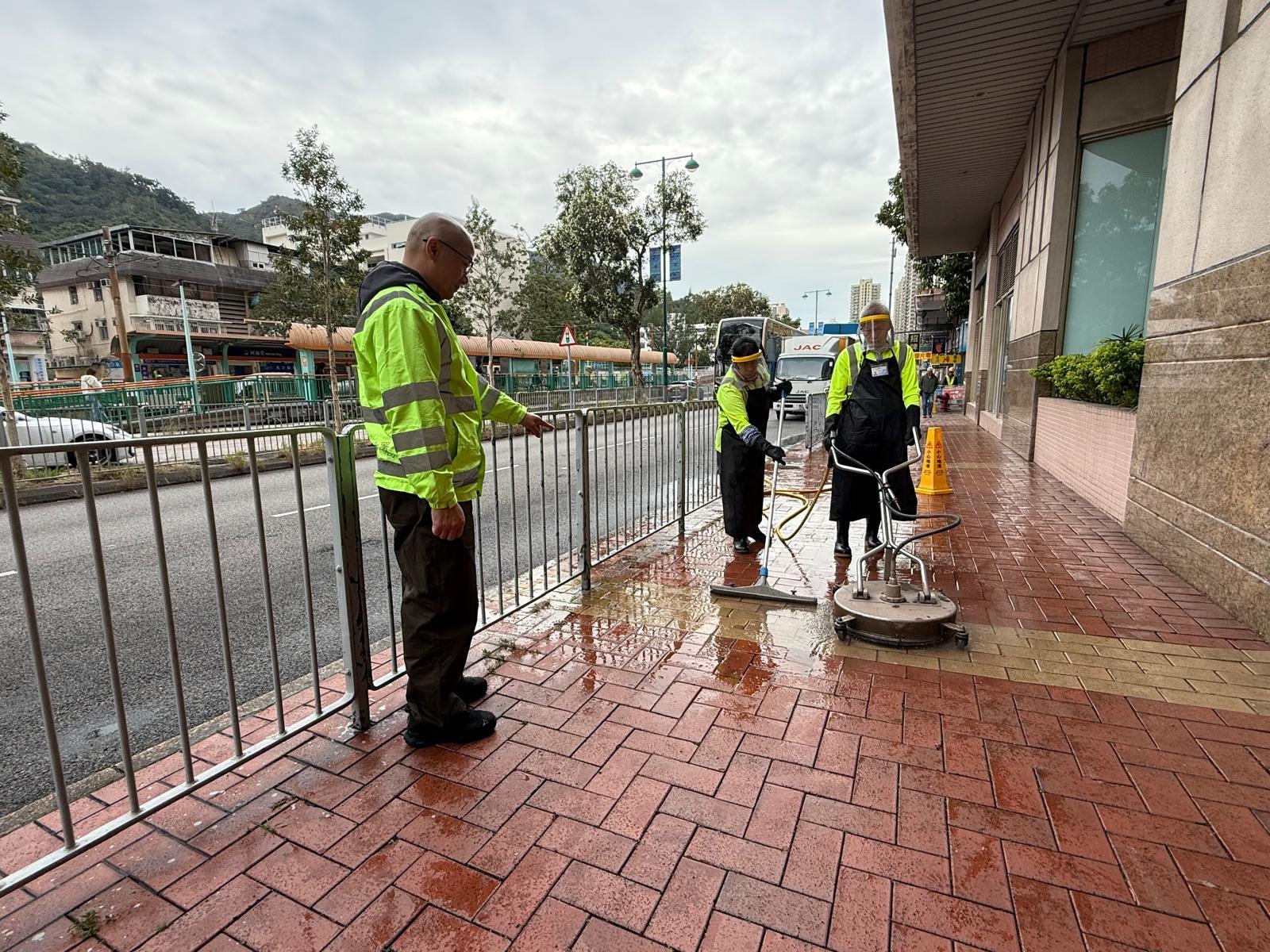 The Food and Environmental Hygiene Department today (January 23) commenced a year-end clean-up campaign across the territory. Photo shows cleaning workers stepping up street washing with a pressure washer surface cleaner.