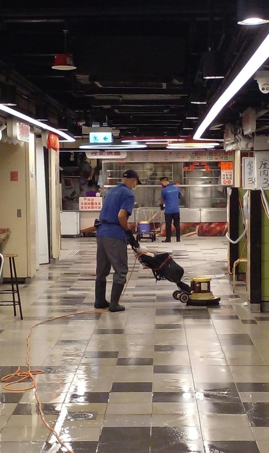 The Food and Environmental Hygiene Department today (January 23) commenced a year-end clean-up campaign across the territory. During the campaign period, cleaning services of public facilities under the department's management, including markets, cooked food centres, hawker bazaars, public toilets and refuse collection points, will be stepped up. Photo shows cleaning workers cleaning a public market.