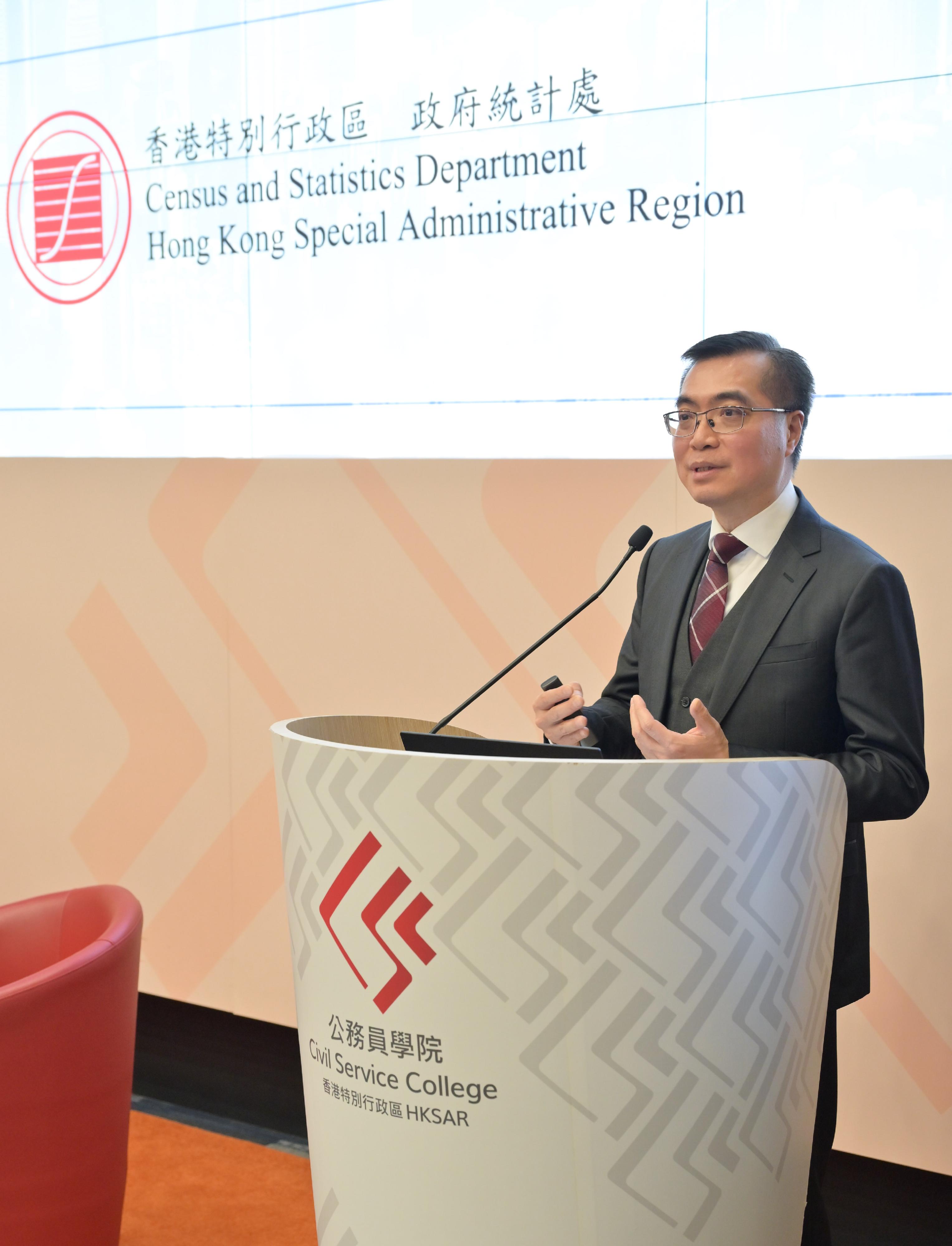 政府統計處處長余振強今日（一月二十三日）出席「創新與科技」領導系列專題講座，分享該處應用數據科學及人工智能技術優化官方統計工作的實踐經驗和策略。