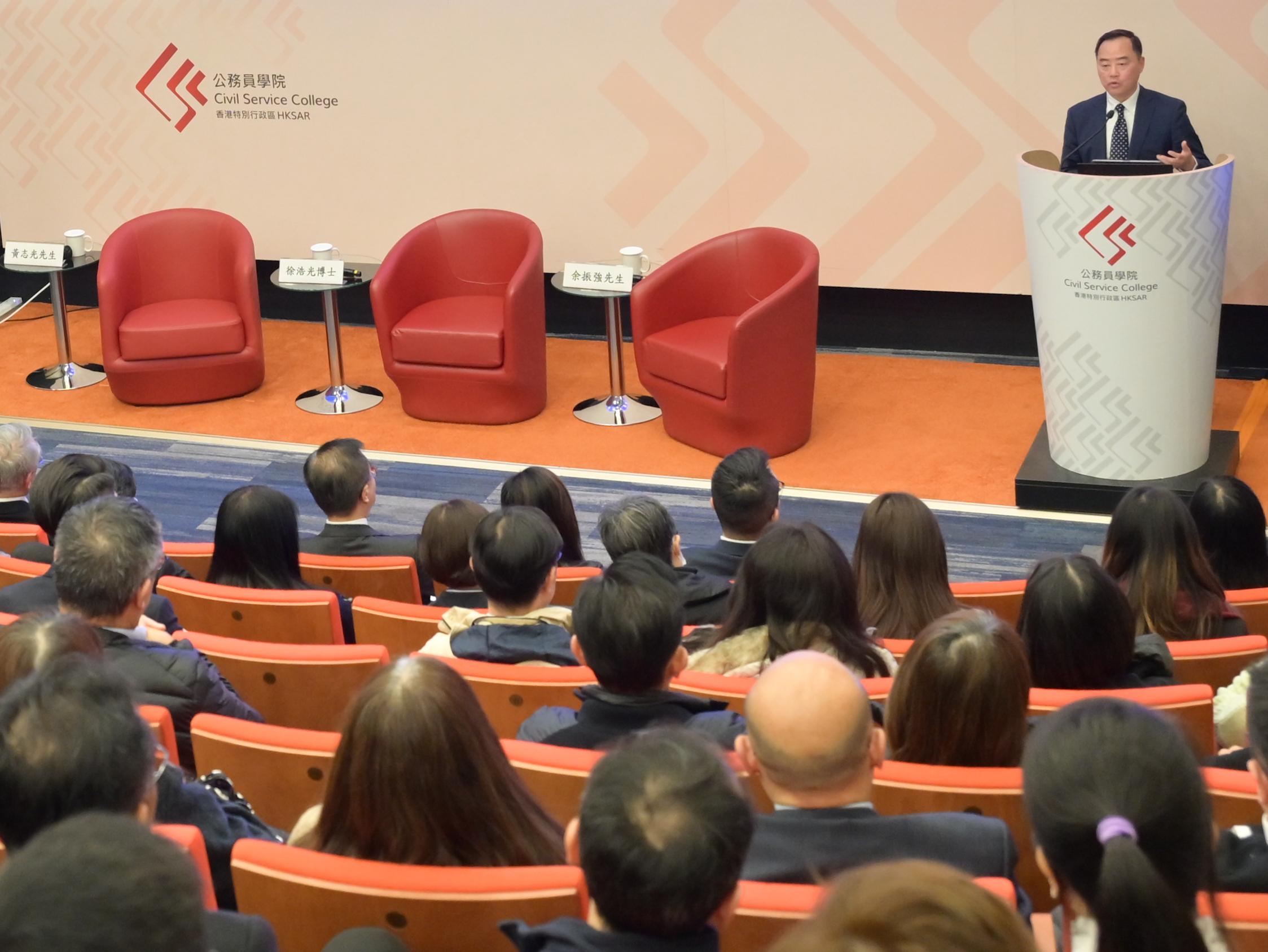 The Commissioner for Digital Policy, Mr Tony Wong, shared the Government's latest developments in promoting and expanding AI applications in government services at the Innovation and Technology leadership series thematic seminar held today (January 23).
