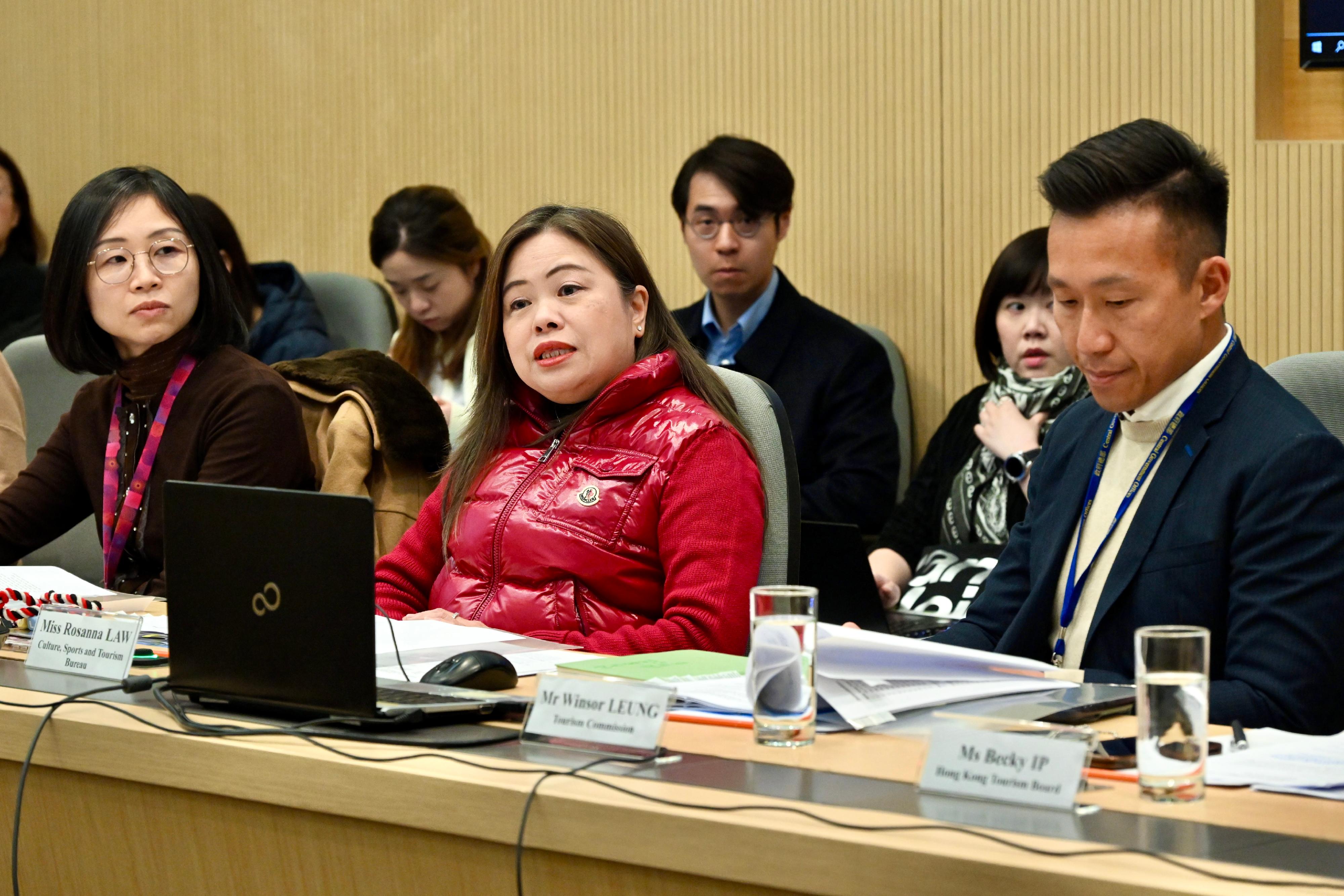 文化體育及旅遊局局長羅淑佩（中）今日（一月二十三日）主持會議統籌內地春節黃金周接待旅客訪港的預備工作，並在會上聽取各與會單位代表講解相關準備工作，旅遊事務副專員朱瑞雯（左）亦有出席會議。