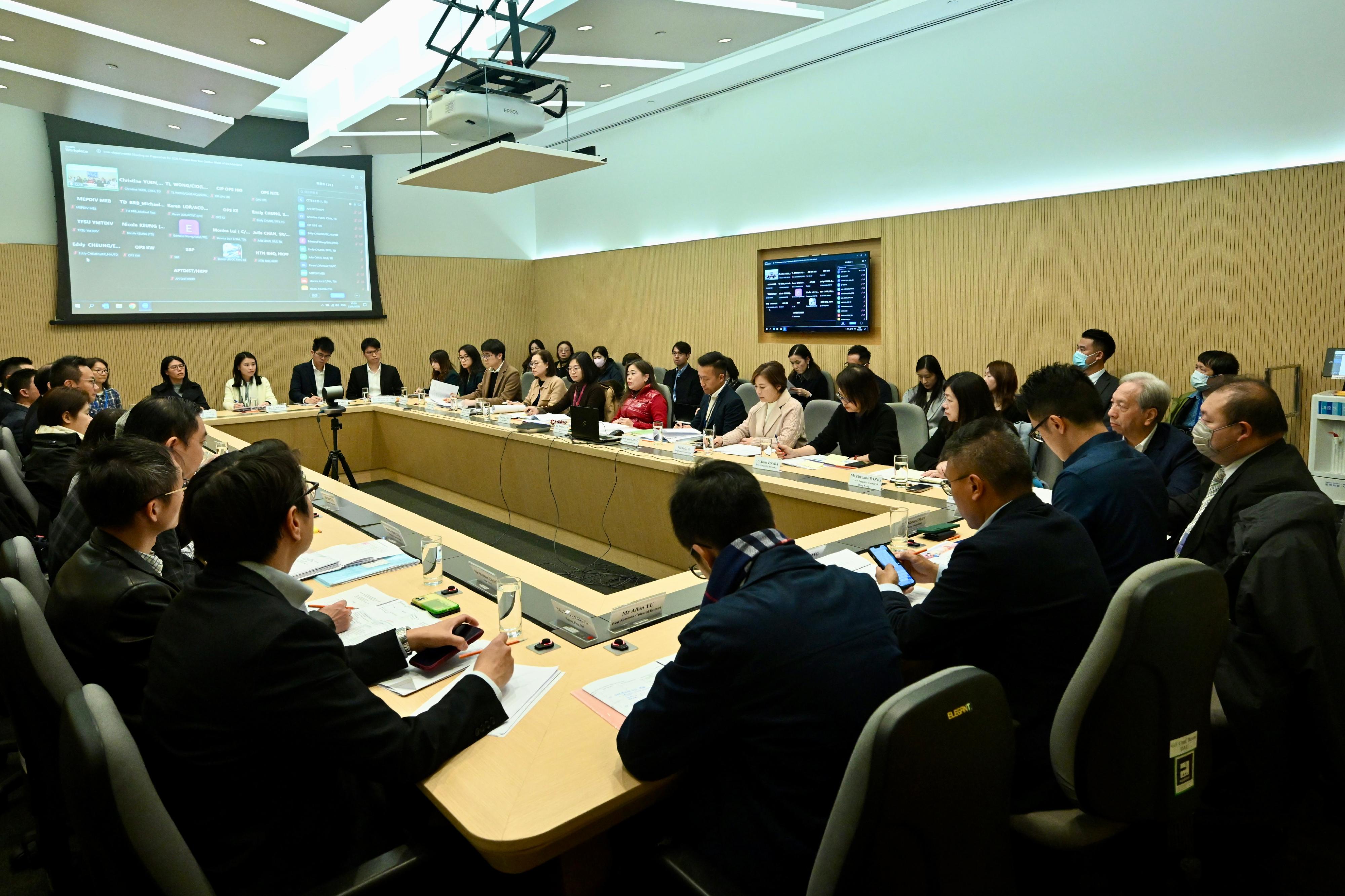 文化體育及旅遊局今日（一月二十三日）召開會議統籌內地春節黃金周接待訪港旅客的預備工作，與各單位代表討論旅客訪港安排。
