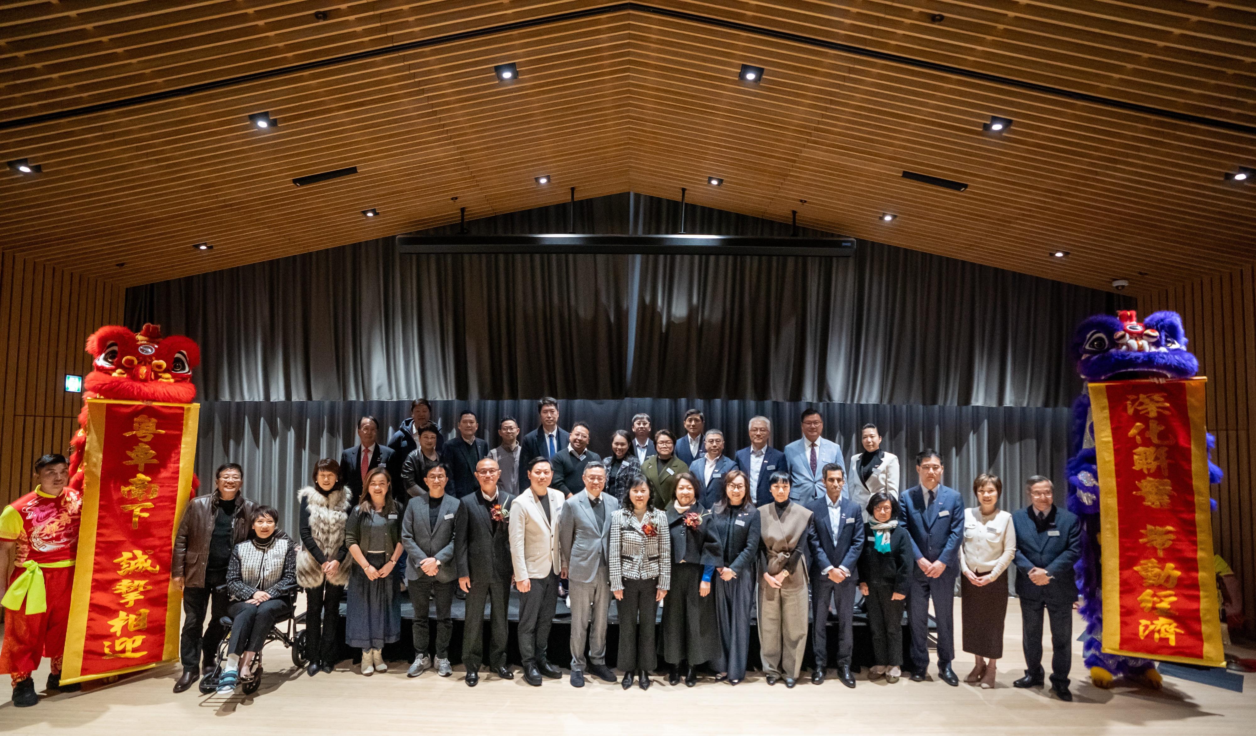 「粵車南下」賀滿月、迎新春活動今日（一月二十三日）舉行。圖示運輸及物流局局長陳美寶（前排中）、運輸署署長李頌恩（前排右八）、香港機場管理局機場運行執行總監姚兆聰（前排左六）和業界代表在活動合照。