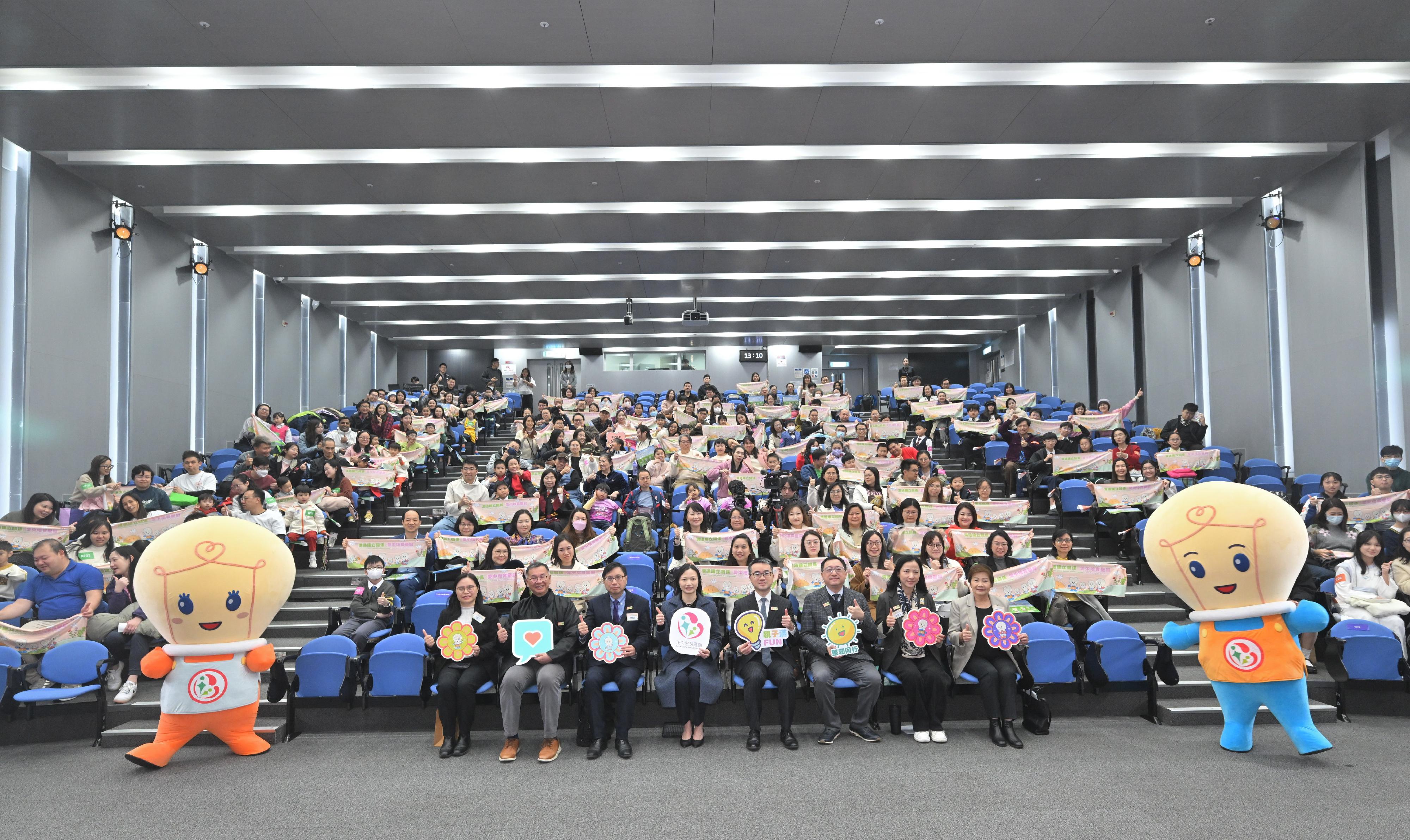 The Education Bureau held the Family Resilience Series: Parent-Child FUNtastic Free Verse Challenge Final cum Prize Presentation Ceremony today (January 24). Photo shows the Under Secretary for Education, Dr Sze Chun-fai (front row, fourth right), in a group photo with guests, school representatives, parents and students at the ceremony.