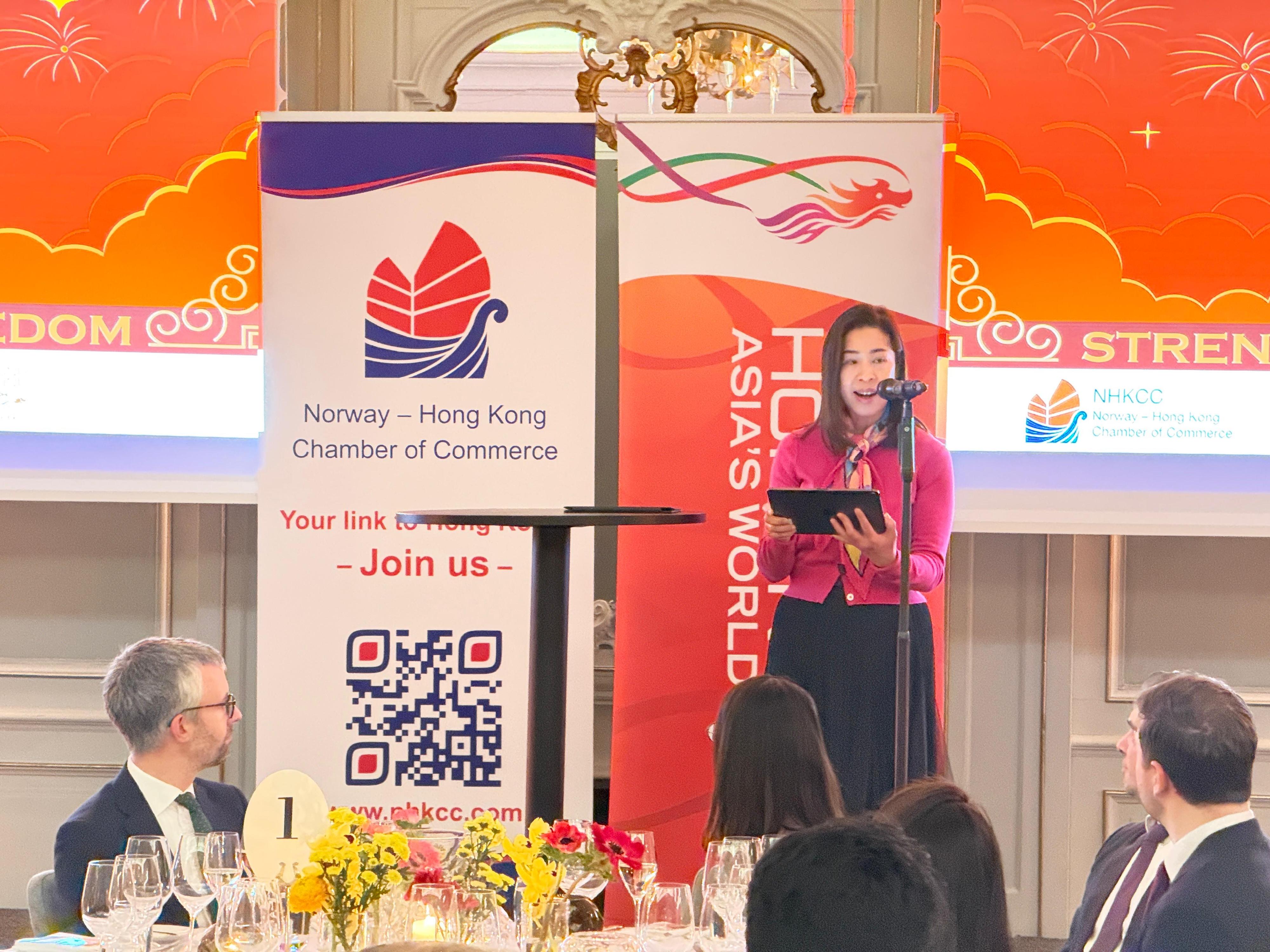 香港駐倫敦經濟貿易辦事處（駐倫敦經貿辦）聯同投資推廣署及香港貿易發展局，於一月二十一日及二十二日分別在瑞典斯德哥爾摩及挪威奧斯陸，舉辦兩場慶祝及推廣活動迎接馬年。圖示駐倫敦經貿辦處長周雪梅在奧斯陸酒會致辭。