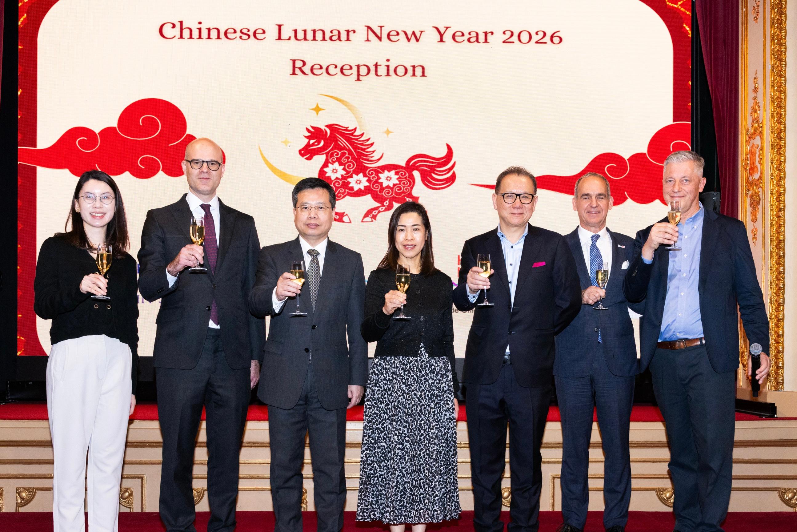 香港駐倫敦經濟貿易辦事處（駐倫敦經貿辦）聯同投資推廣署及香港貿易發展局，於一月二十一日及二十二日分別在瑞典斯德哥爾摩及挪威奧斯陸，舉辦兩場慶祝及推廣活動迎接馬年。圖示（左起）香港貿易發展局倫敦辦事處市場經理Rachel Fung、瑞典外交部亞太拉美司司長沃爾文、中華人民共和國駐瑞典王國大使館臨時代辦萬德剛、駐倫敦經貿辦處長周雪梅、瑞典香港商會主席Eric Zhang博士、投資推廣署北歐顧問Mats Gerlam、瑞典香港商會副主席J&ouml;rgen Halldin在斯德哥爾摩酒會祝酒。