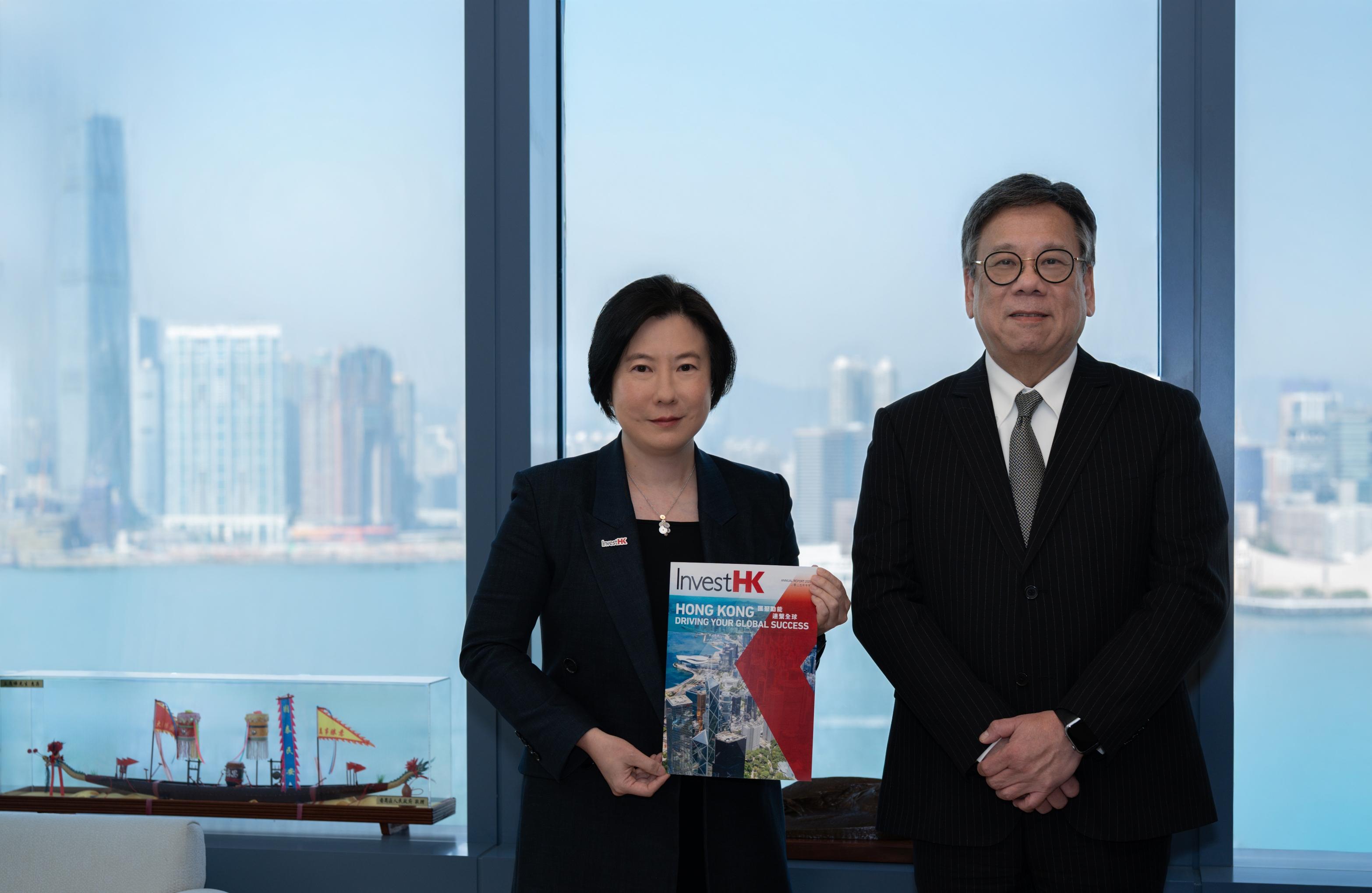 商務及經濟發展局局長丘應樺（右）與投資推廣署（投資署）署長劉凱旋（左）欣喜展示該署的年度報告，展示投資署在二○二五年的卓越成績。投資署於二○二五年共協助560間海外及內地企業在港開設或擴展業務，較二○二四年上升超過4%，數目創新高，反映本港營商環境極具吸引力，以及環球投資者對香港前景的信心和肯定。