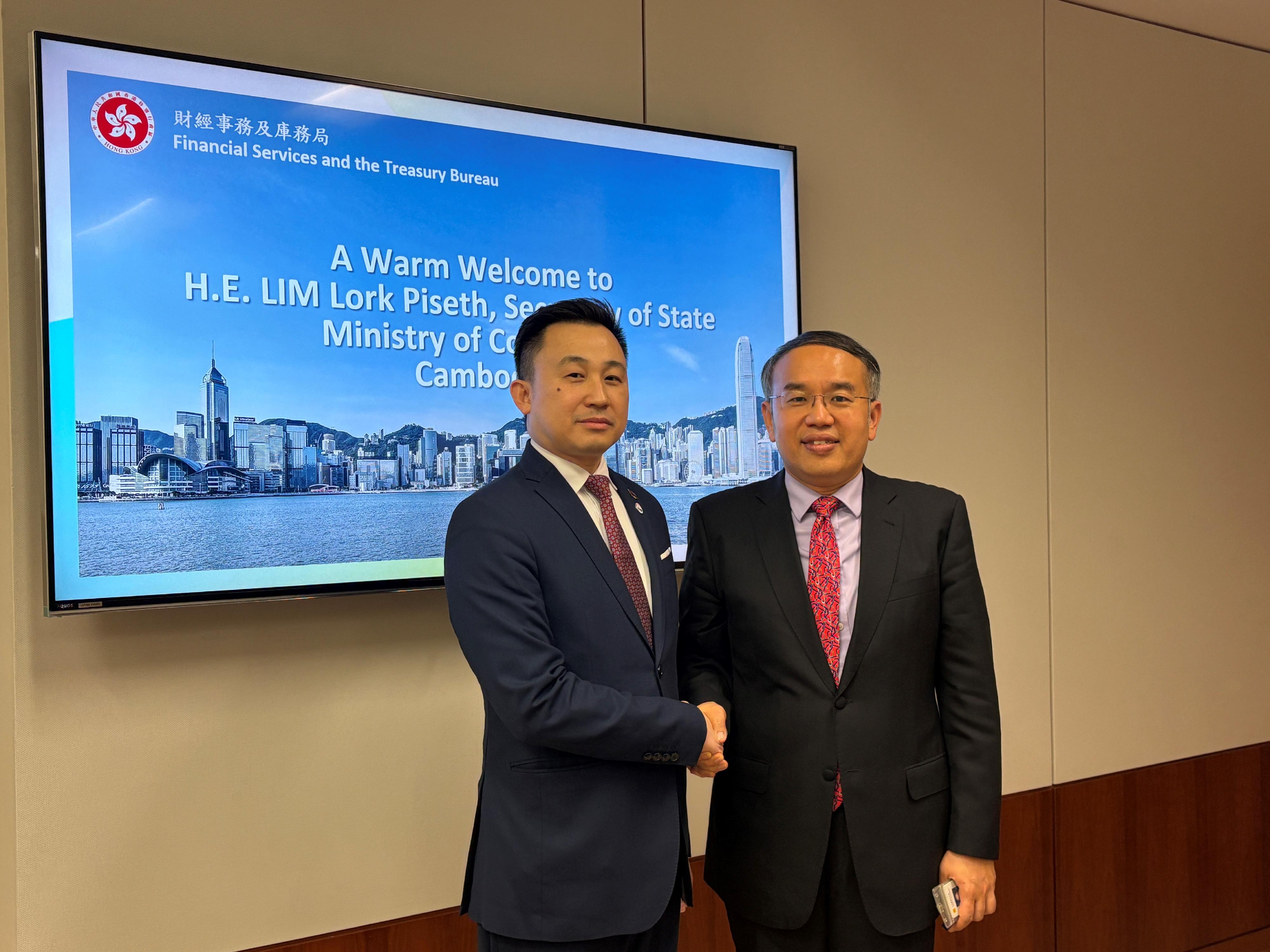 The Secretary for Financial Services and the Treasury, Mr Christopher Hui (right), today (January 26) met with the Secretary of State of Ministry of Commerce of Cambodia, Mr Lim Lork Piseth (left), on the sidelines of the Asian Financial Forum. 
