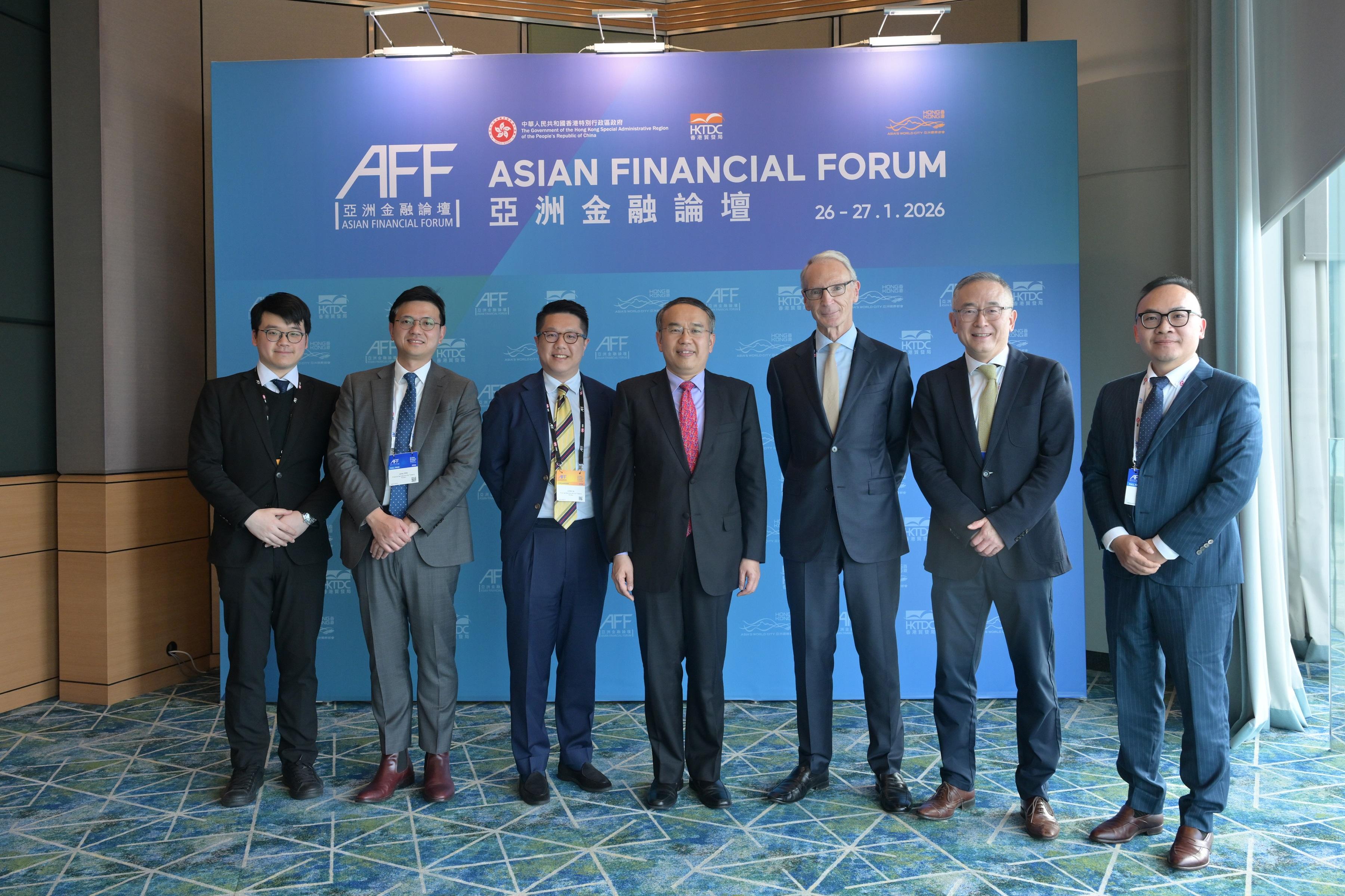 The Secretary for Financial Services and the Treasury, Mr Christopher Hui (centre), today (January 26) met with the Chief Executive Officer of the World Gold Council, Mr David Tait (third right), on the sidelines of the Asian Financial Forum. 