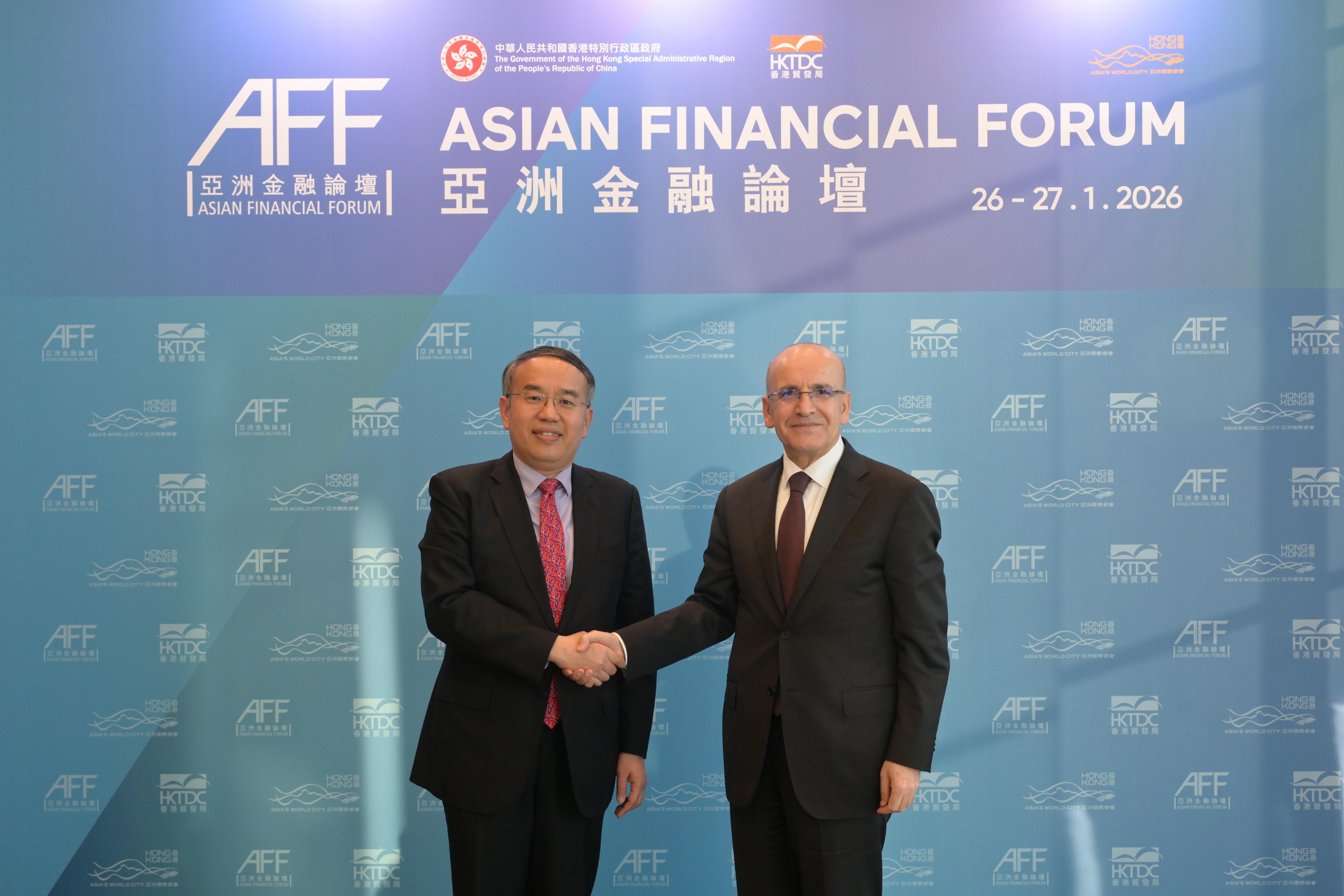 The Secretary for Financial Services and the Treasury, Mr Christopher Hui (left), today (January 26) met with the Minister of Treasury and Finance of T&uuml;rkiye, Mr Mehmet Şimşek (right), on the sidelines of the Asian Financial Forum.